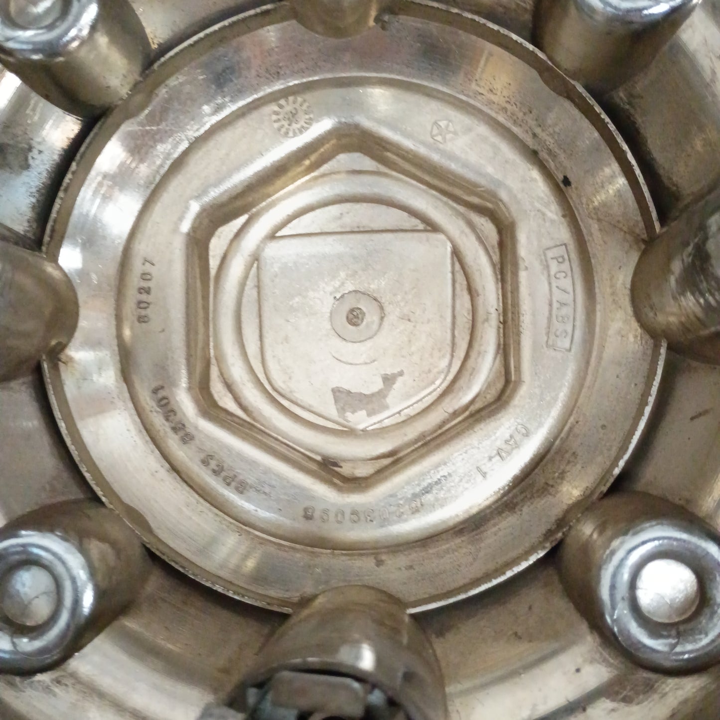 2000-2002 Chrome 8 Lug Center/Hub Cap (Used) Dodge 2500 52039098