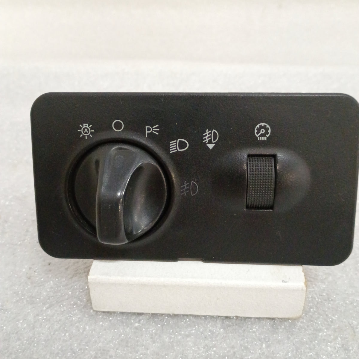 Ford headlight switch panel with dimmer for 2001-2004 F250, F350 Super Duty, part 1C3T-11654, mounted on a display.