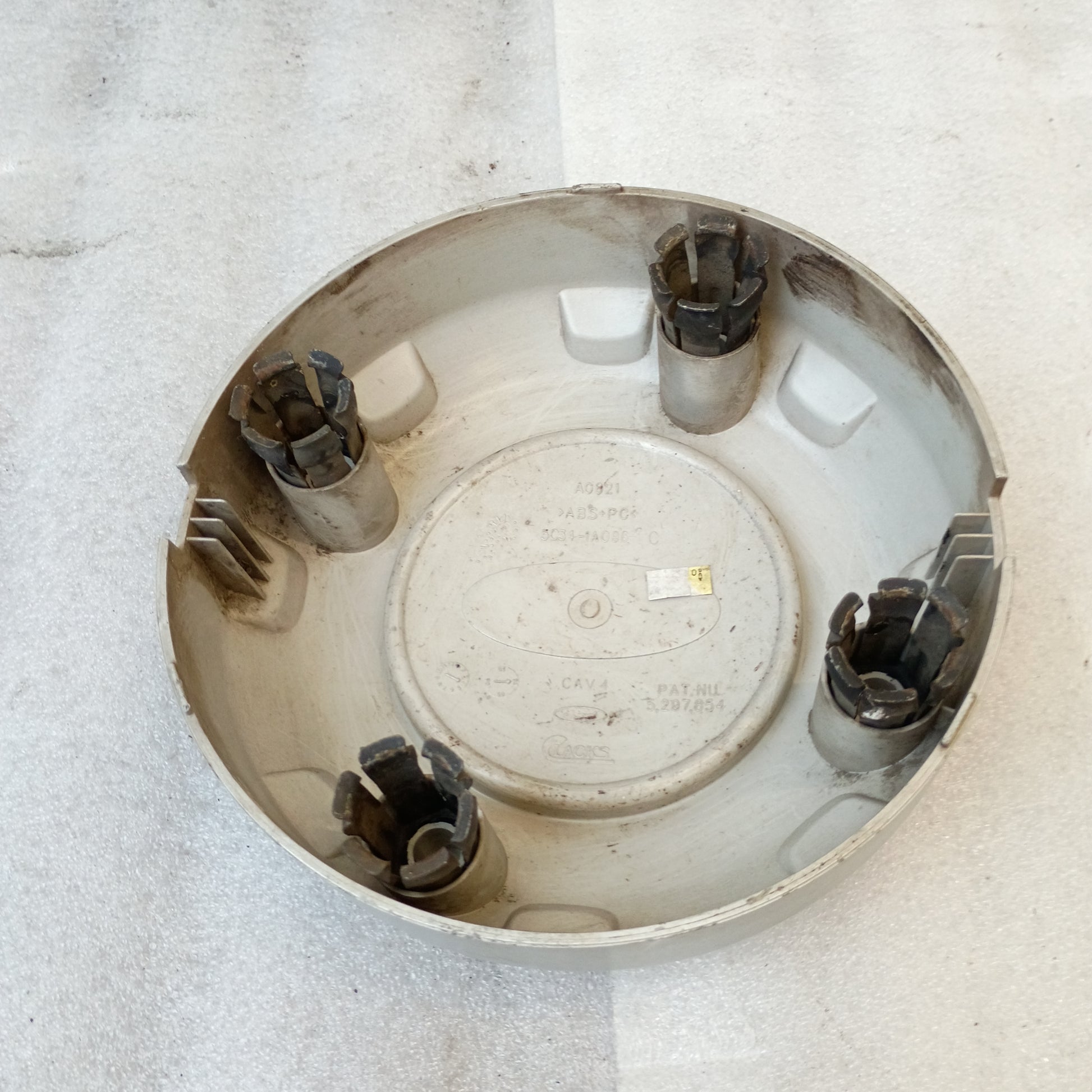 Silver Ford center hub cap for F-250/F-350 Super Duty, part number 5c34-1a096-cc, with clips for lug nuts.