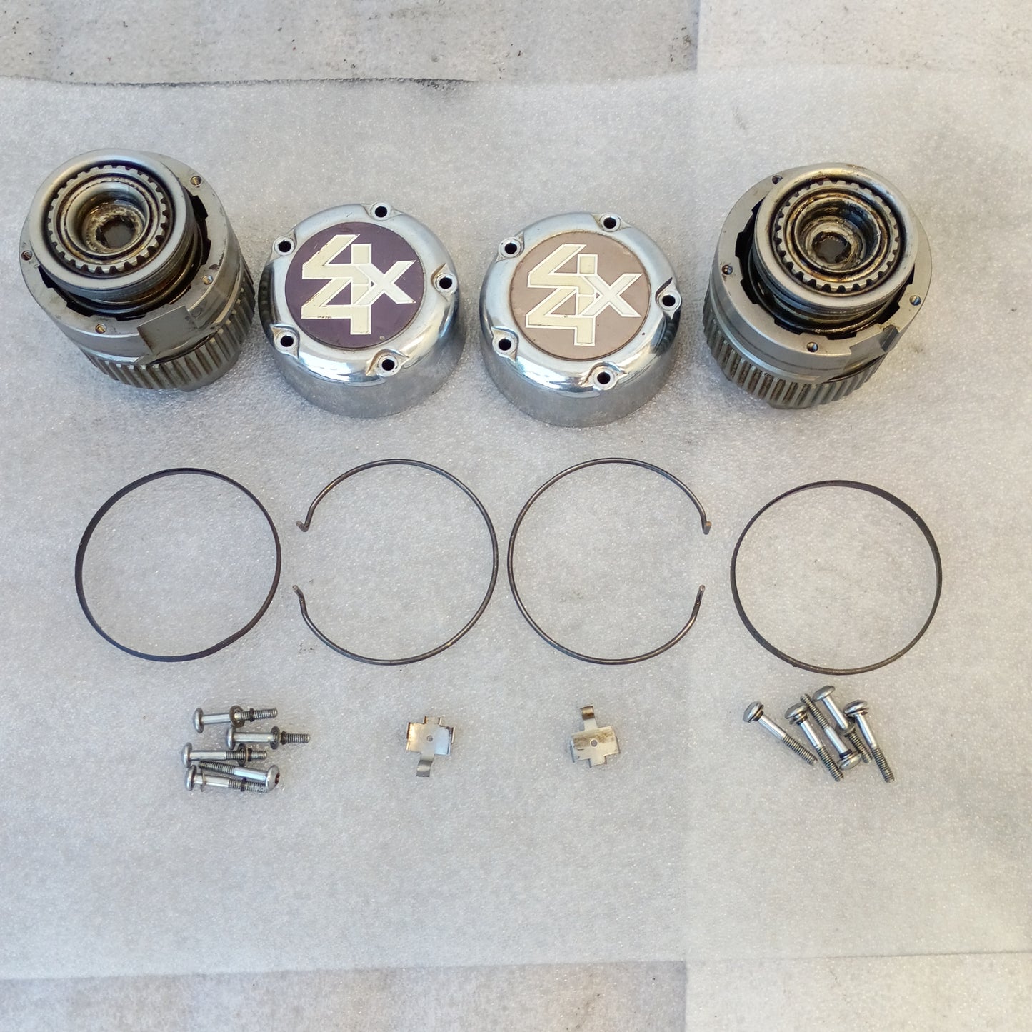 73-87 Chevy/GMC Automatic Locking Hubs 5 Bolt Dana 44 (Used) Square Body  4x4 4WD K5