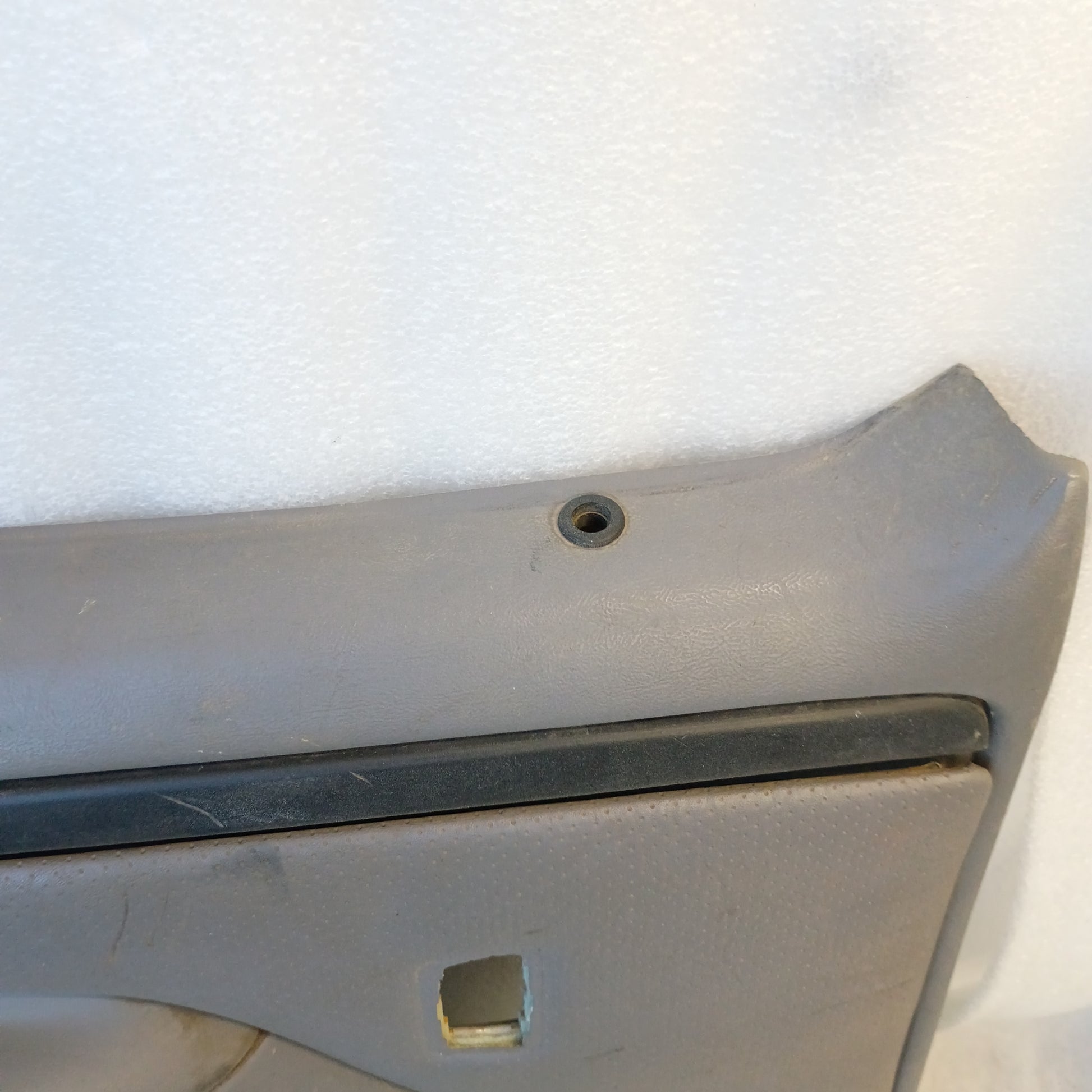 Left rear crew cab door panel in light gray for Ford F250/F350 (1992-1997). Suitable for power windows, with intact plastic.