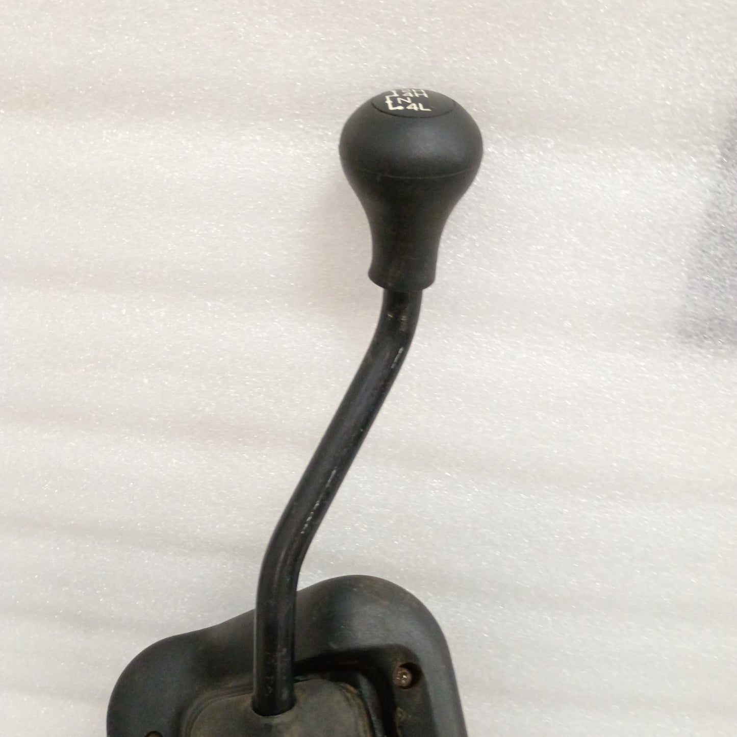 Transfer case shifter assembly with shift knob and boot for 1999-2004 Ford F-250/F-350 Super Duty 4x4, excellent condition.