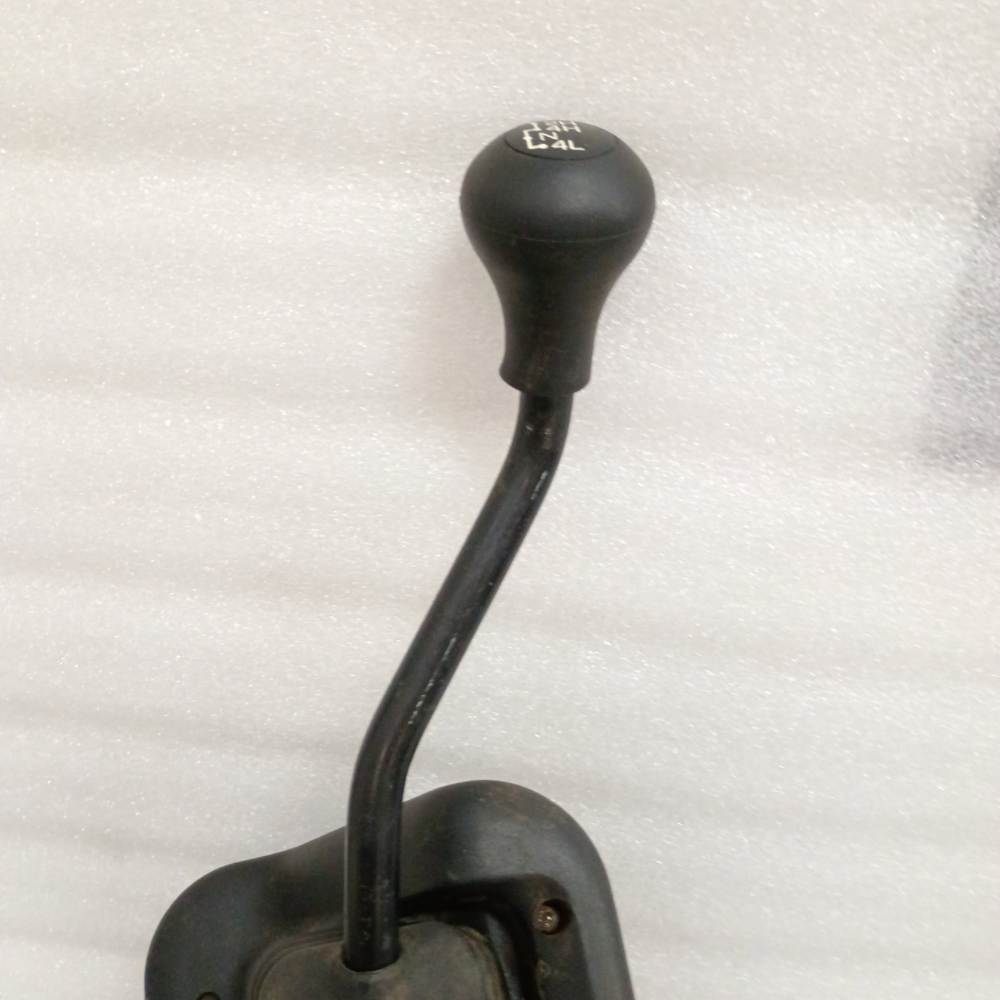Transfer case shifter assembly with shift knob and boot for 1999-2004 Ford F-250/F-350 Super Duty 4x4, excellent condition.