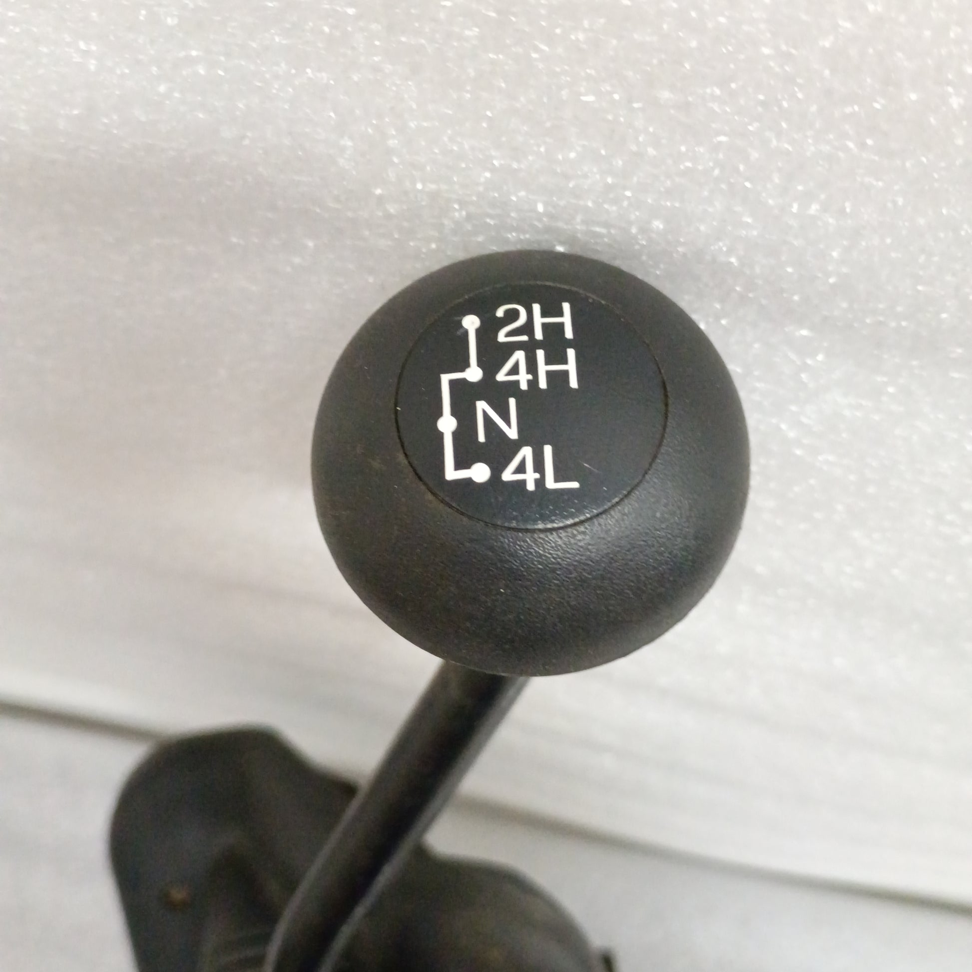Transfer case shifter assembly with gear positions 2H, 4H, N, 4L for 1999-2004 Ford F-250/F-350 Super Duty 4x4.