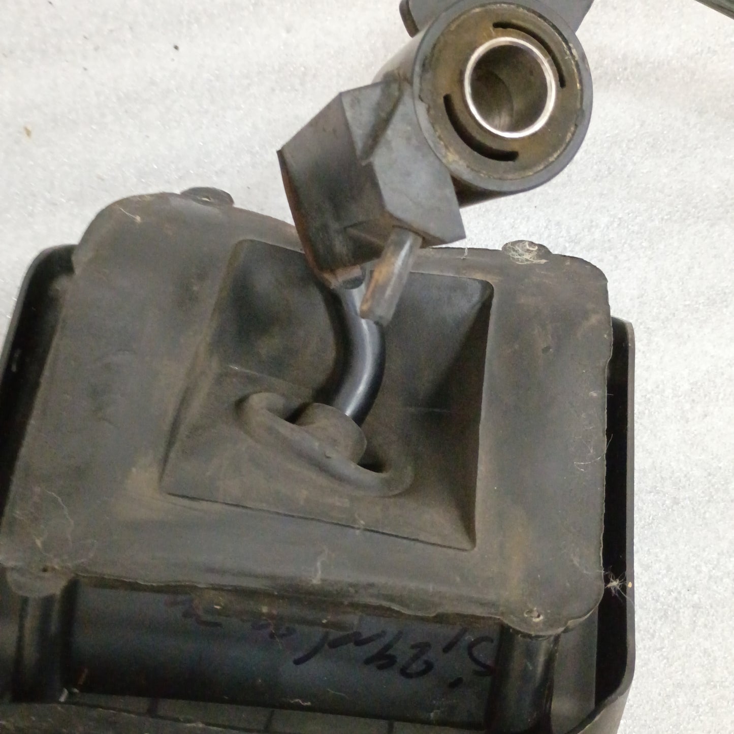 Transfer case shifter assembly linkage with shifter boot and selector guide bracket for Ford F-250/F-350 Super Duty 1999-2004.