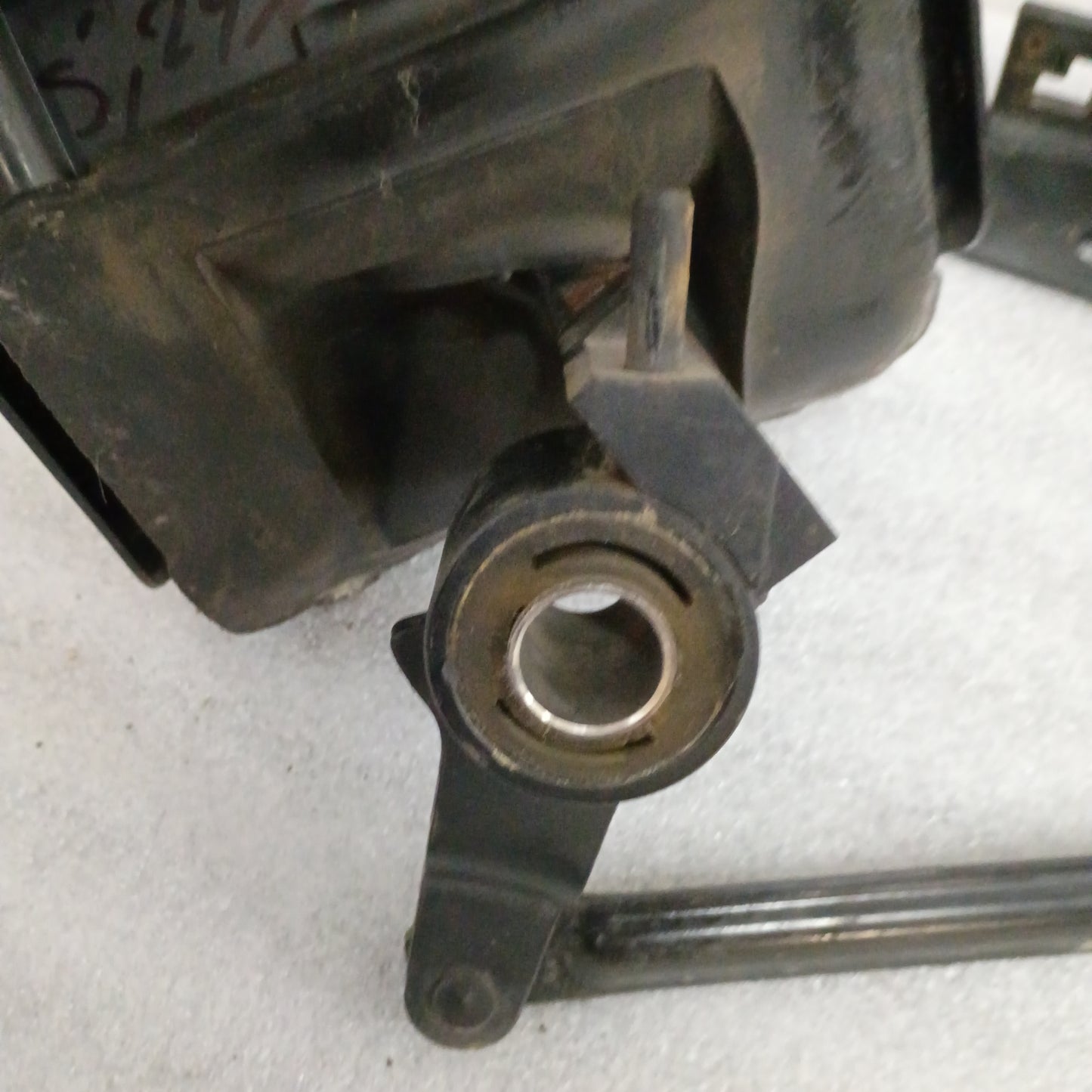 Transfer case shifter assembly linkage for 1999-2004 Ford F-250/350 Super Duty, includes bushings and linkage to transfer case.