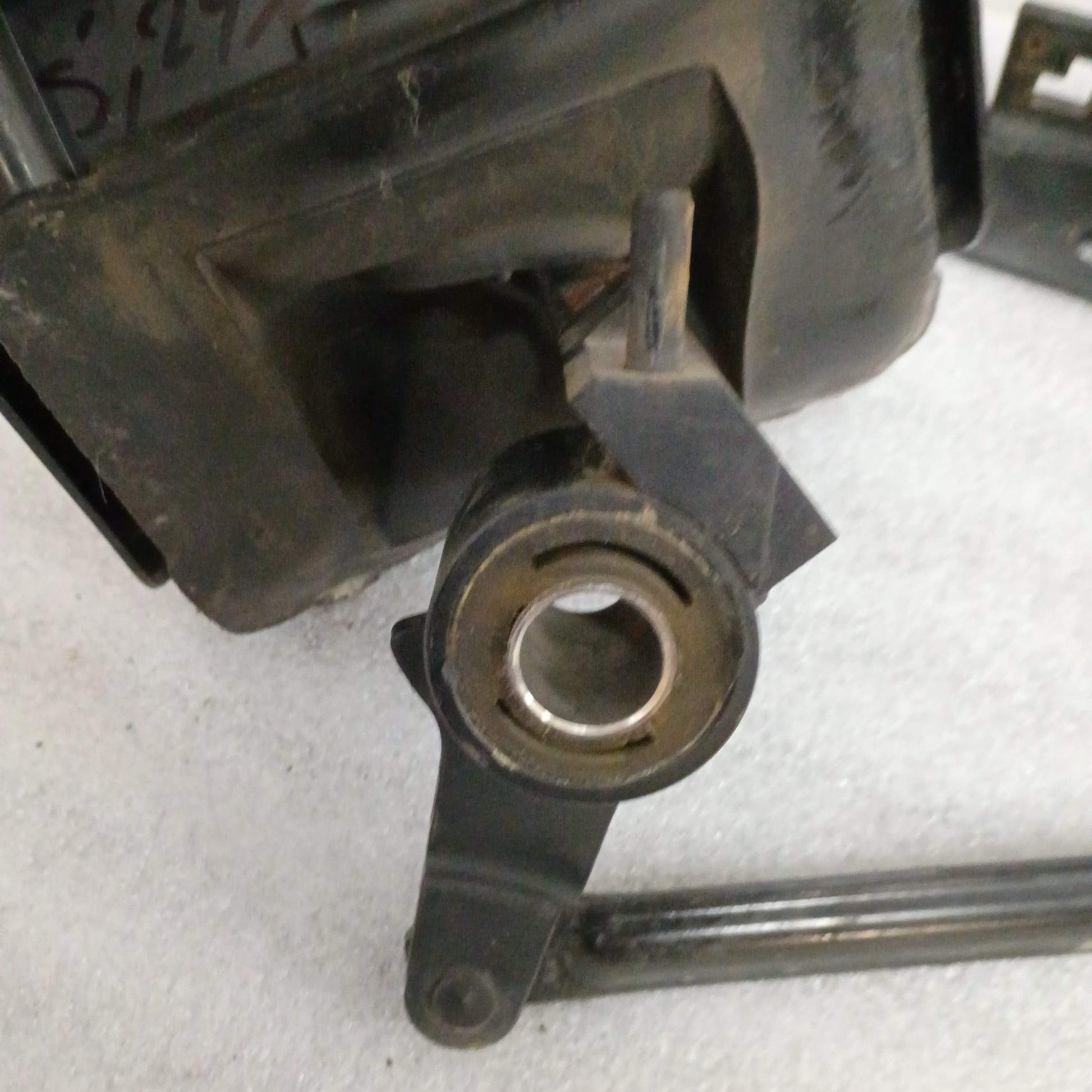 Transfer case shifter assembly linkage for 1999-2004 Ford F-250/350 Super Duty, includes bushings and linkage to transfer case.