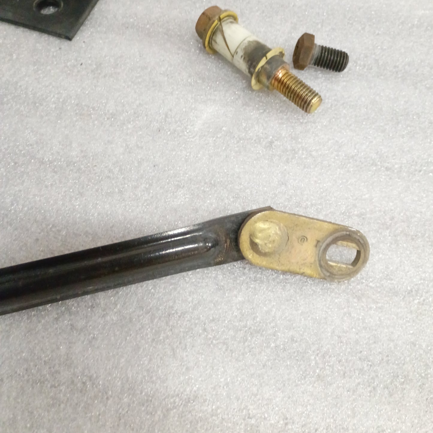Transfer case shifter assembly linkage for 1999-2004 Ford F-250/F-350 Super Duty, includes bolts and bushings.