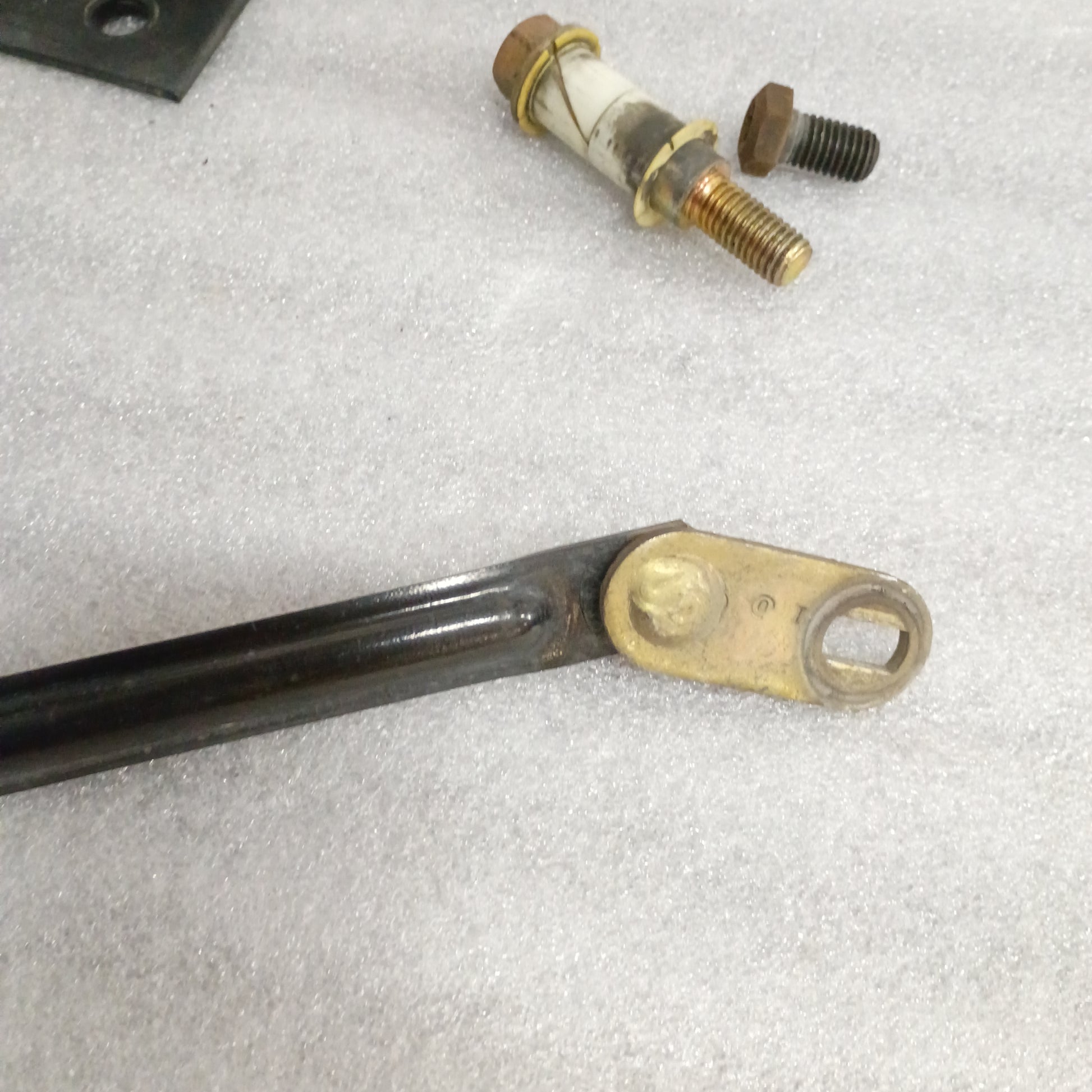 Transfer case shifter assembly linkage for 1999-2004 Ford F-250/F-350 Super Duty, includes bolts and bushings.