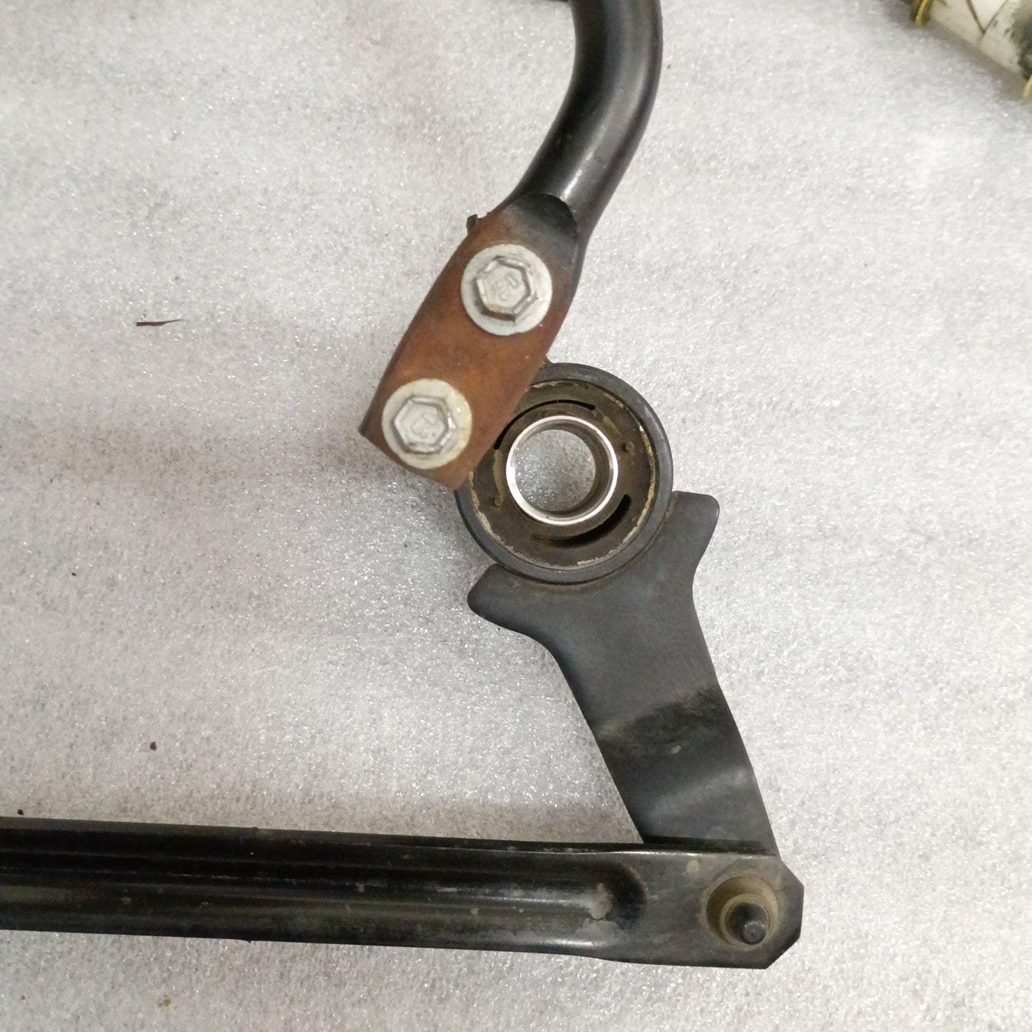 Transfer case shifter assembly linkage with mounting bolts for 1999-2004 Ford F-250/F-350 Super Duty.
