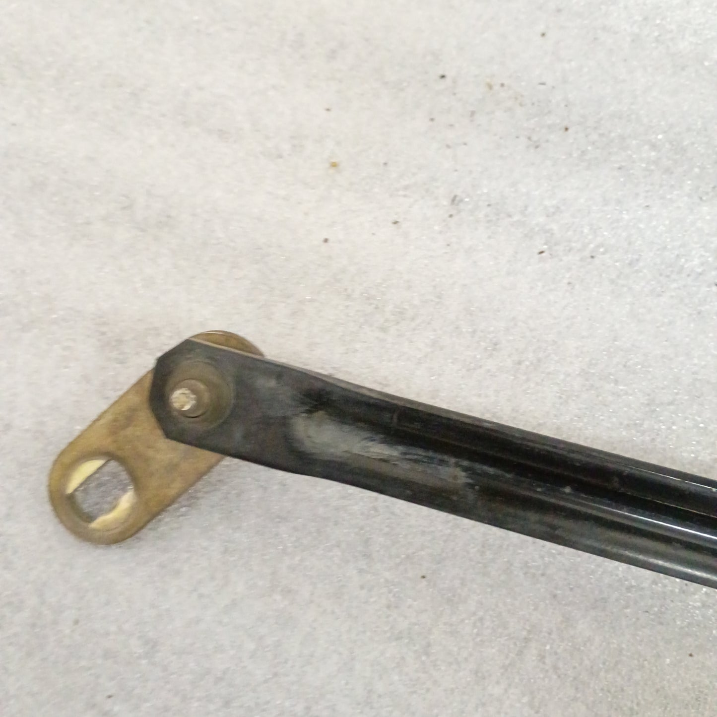 Transfer case shifter assembly linkage for 1999-2004 Ford F-250/F-350 Super Duty, includes mounting bolts and bushings.