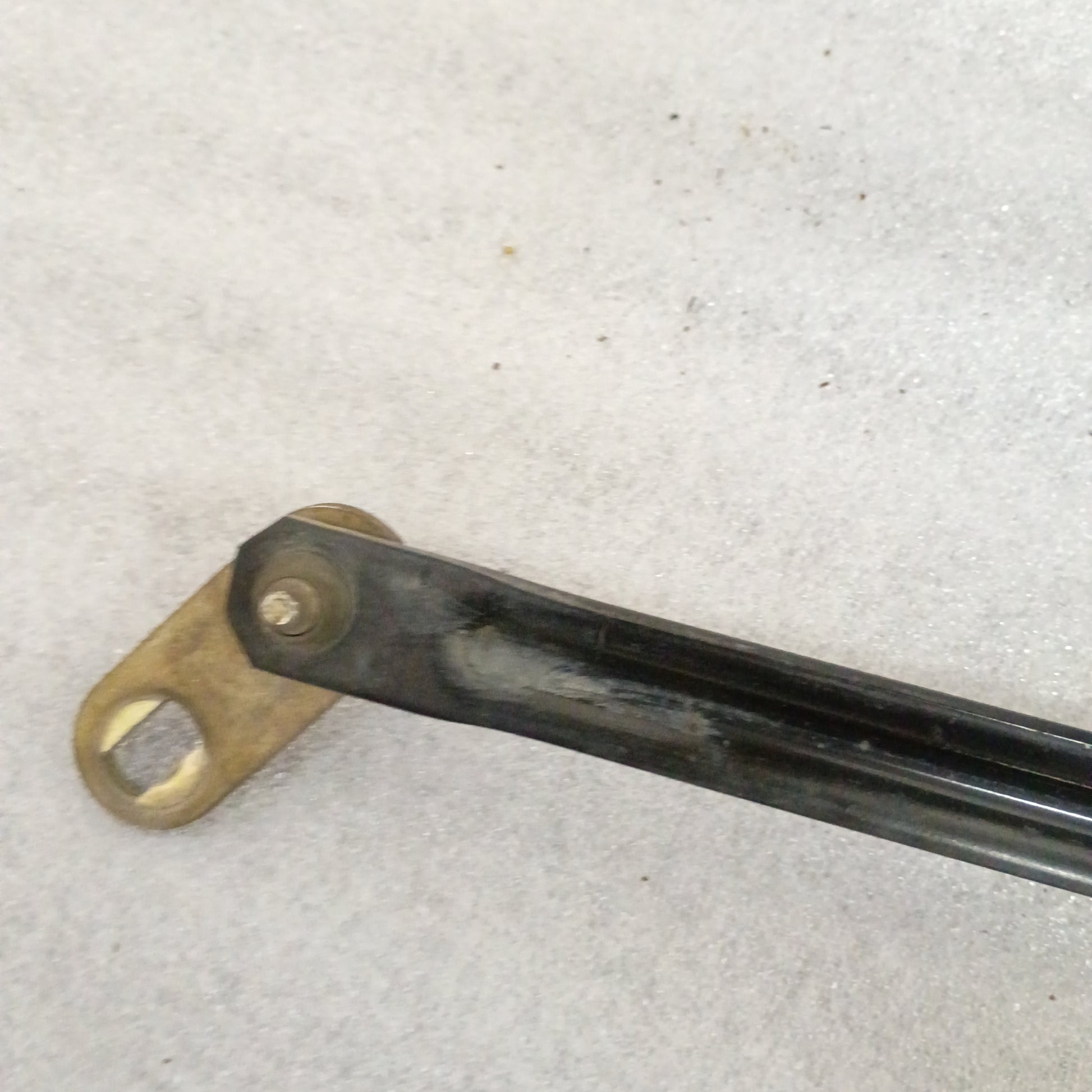 Transfer case shifter assembly linkage for 1999-2004 Ford F-250/F-350 Super Duty, includes mounting bolts and bushings.