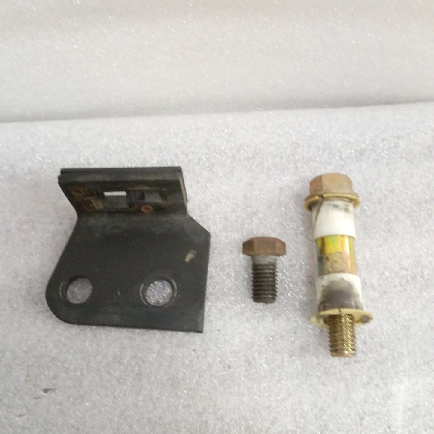 Transfer case shifter assembly parts for 1999-2004 Ford F-250/F-350 Super Duty, including bracket, bolt, and linkage bushing.