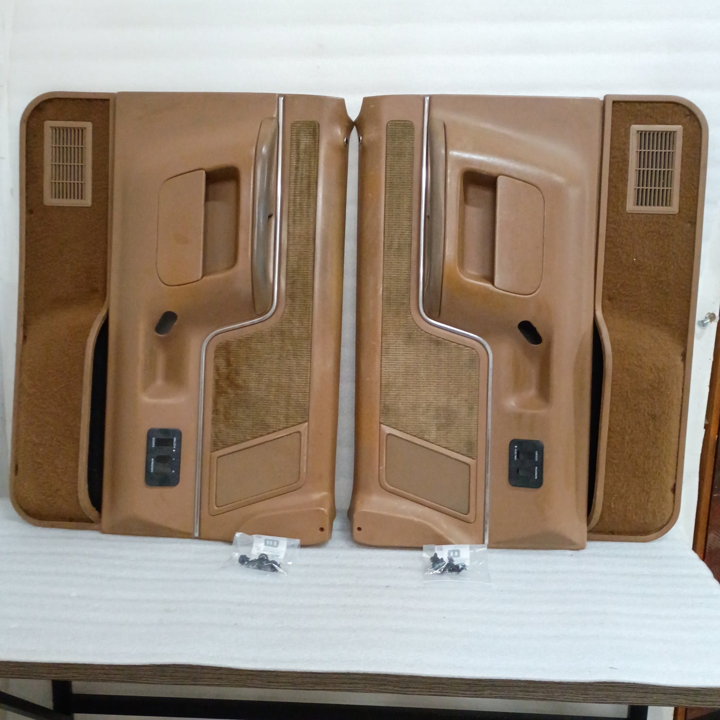 87-91 Deluxe Tan Door Panels Pair Left & Right Power (Used) F150 F250 F350 Bronco XLT
