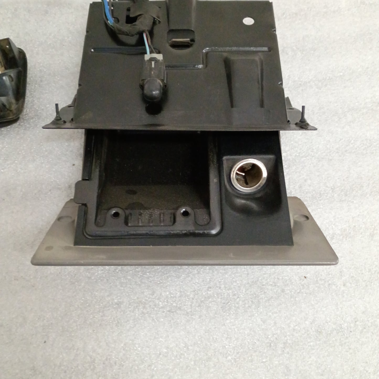 92-96 Light/Opal Gray Ashtray Assembly (Used) Opal Ford F150 F250 F350 Bronco