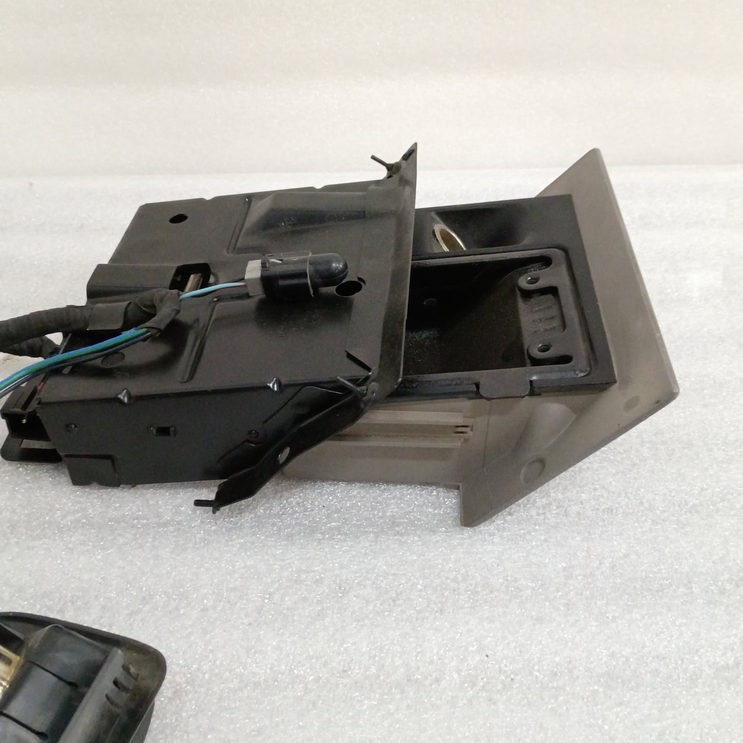92-96 Light/Opal Gray Ashtray Assembly (Used) Opal Ford F150 F250 F350 Bronco