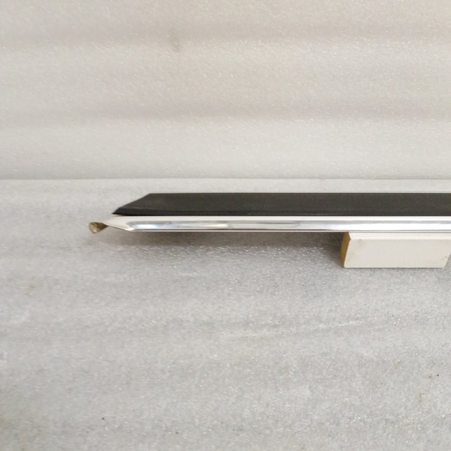 80-86 Bronco Right Rear Lower Side Trim Molding No Tire Rack (Used) Ford Full Size XLT