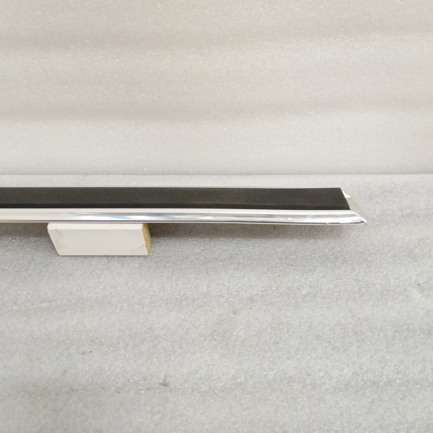 80-86 Bronco Right Rear Lower Side Trim Molding No Tire Rack (Used) Ford Full Size XLT