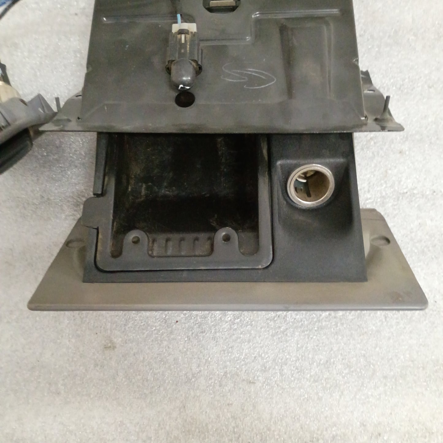 92-96 Light/Opal Gray Ashtray Assembly (Used) Opal Ford F150 F250 F350 Bronco