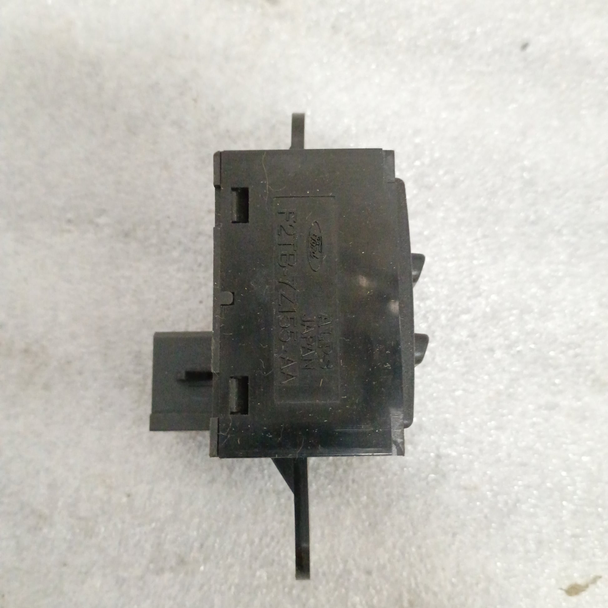 Black electronic transfer case switch for 4WD vehicles, compatible with 1994-1996 Bronco, F150, and 1994-1997 F250, F350.