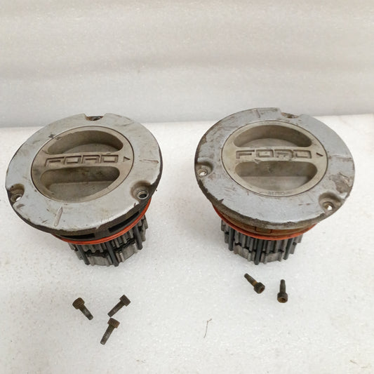 Pair of Ford manual locking hubs for Dana 60/70, compatible with 2005-2010 F-250/350 Super Duty. Includes 5 mounting screws.
