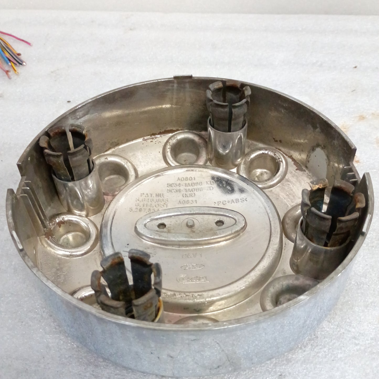 05-10 Ford Chrome Center Cap 8 Lug (Used) F250 F350 OEM 8 Lug 2WD 4WD Super Duty Wheel