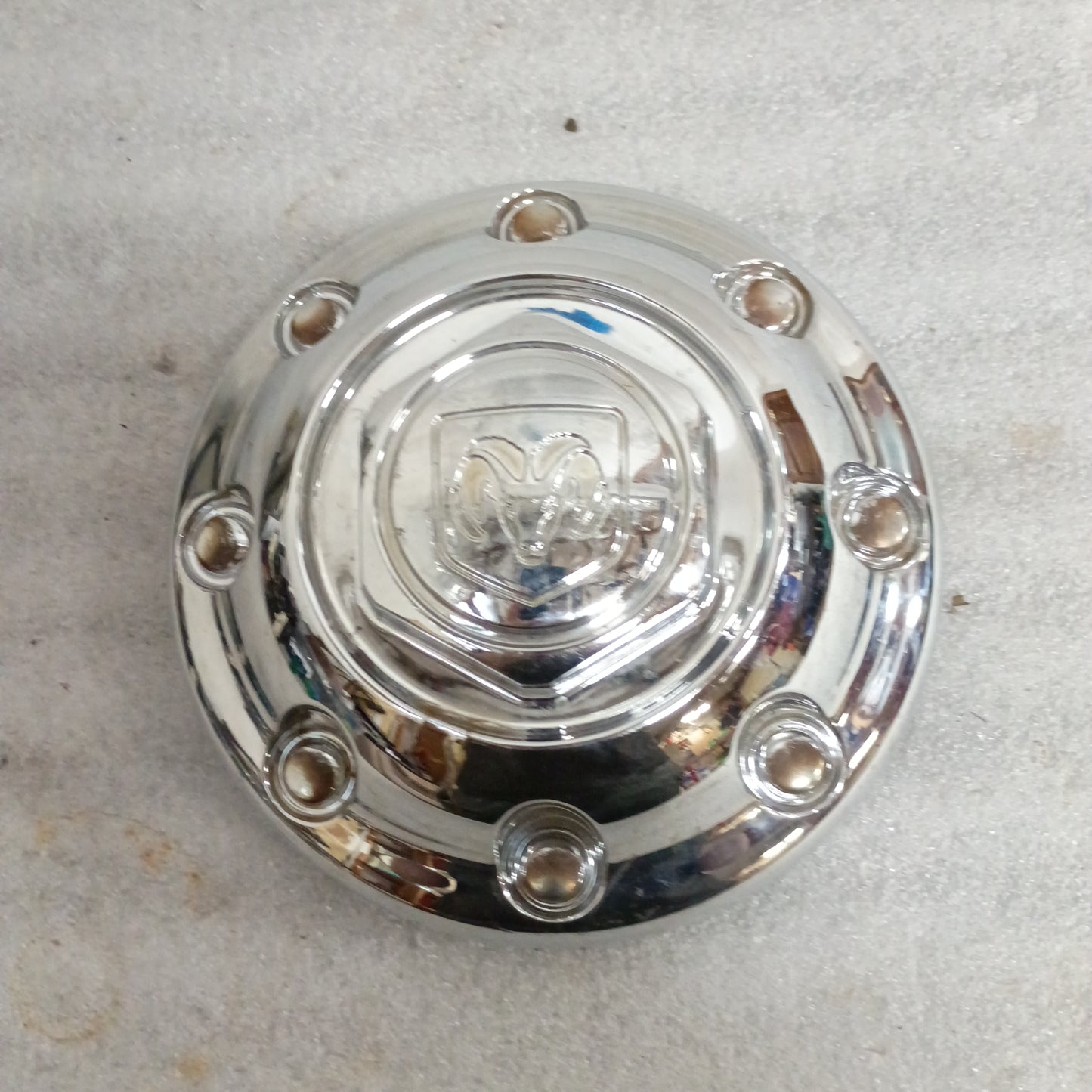 2000-2002 Chrome 8 Lug Center/Hub Cap (Used) Dodge 2500 52039098
