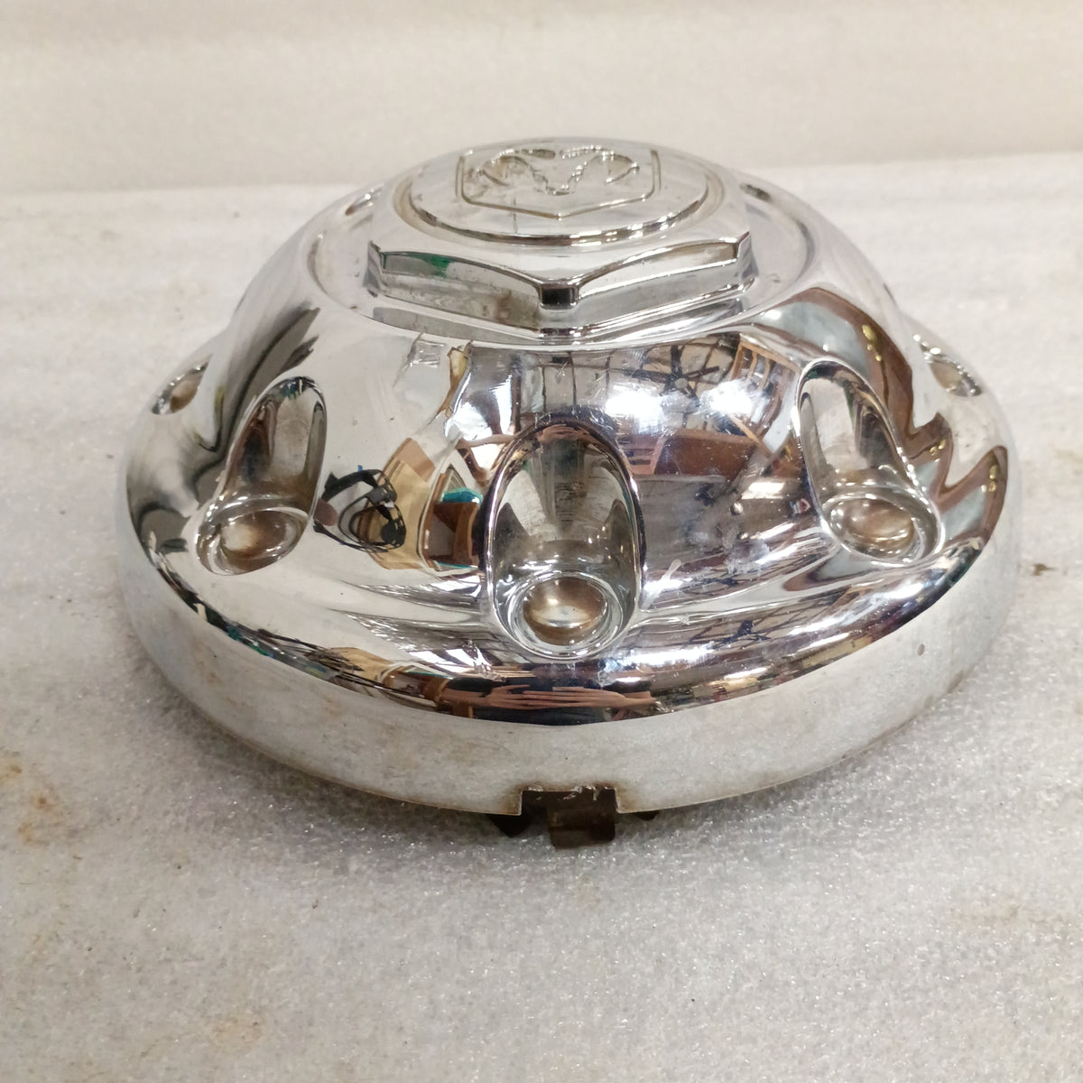 2000-2002 Chrome 8 Lug Center/Hub Cap (Used) Dodge 2500 52039098