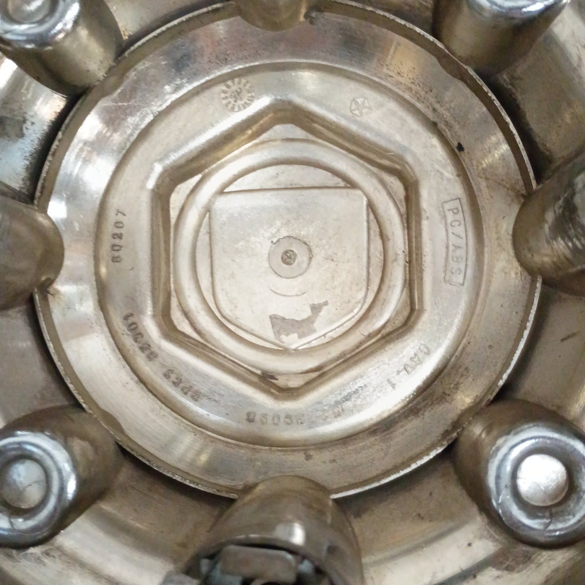 2000-2002 Chrome 8 Lug Center/Hub Cap (Used) Dodge 2500 52039098