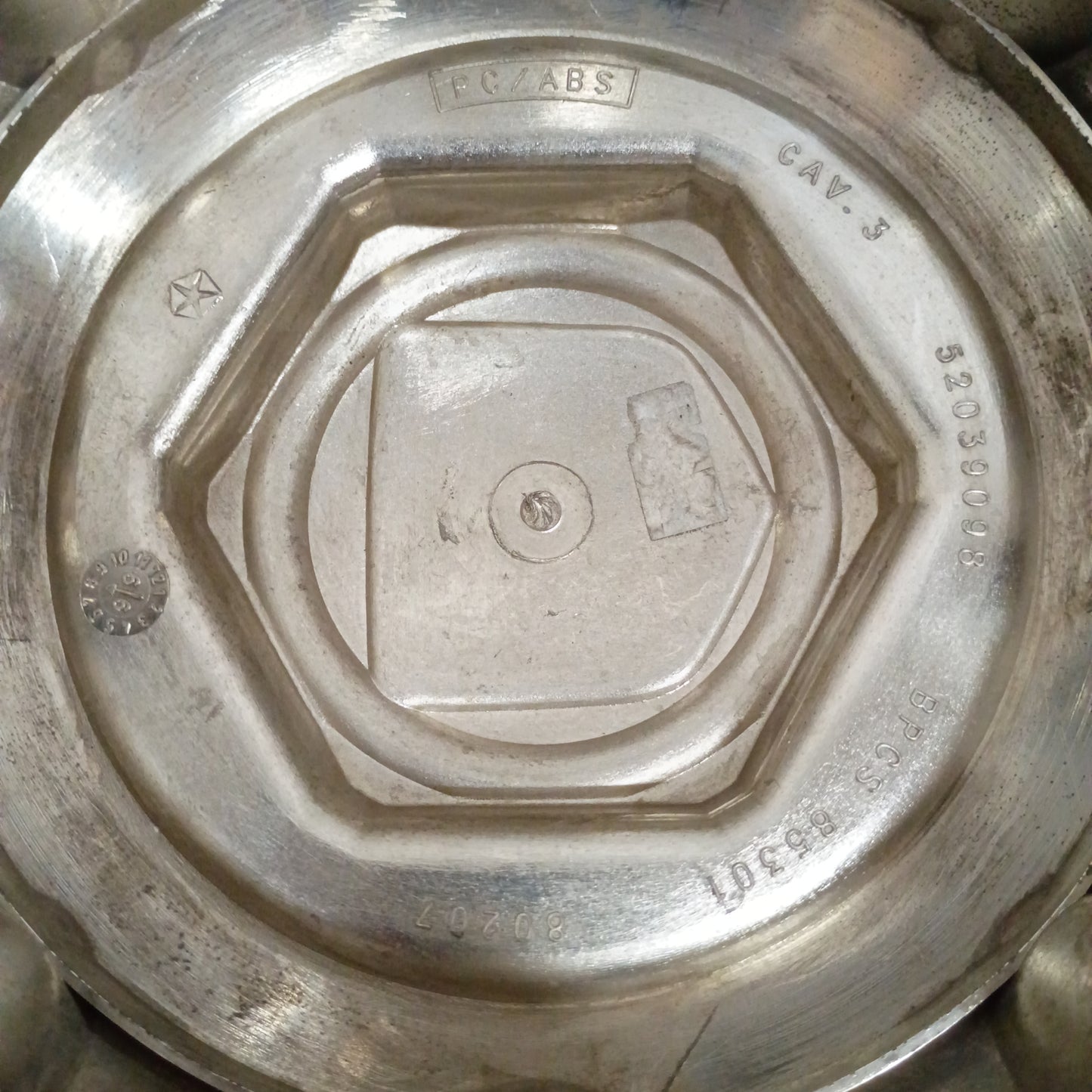 2000-2002 Chrome 8 Lug Center/Hub Caps (Used) Dodge 2500 52039098