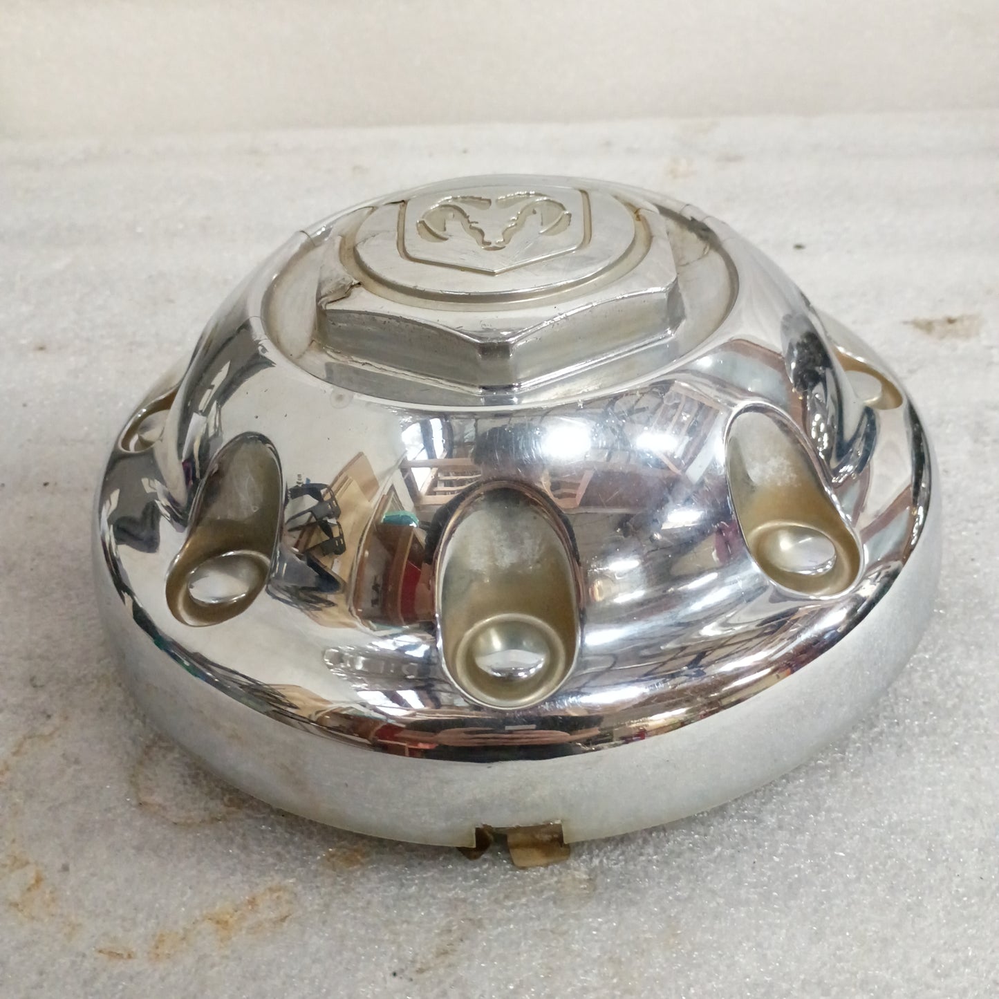 2000-2002 Chrome 8 Lug Center/Hub Caps (Used) Dodge 2500 52039098