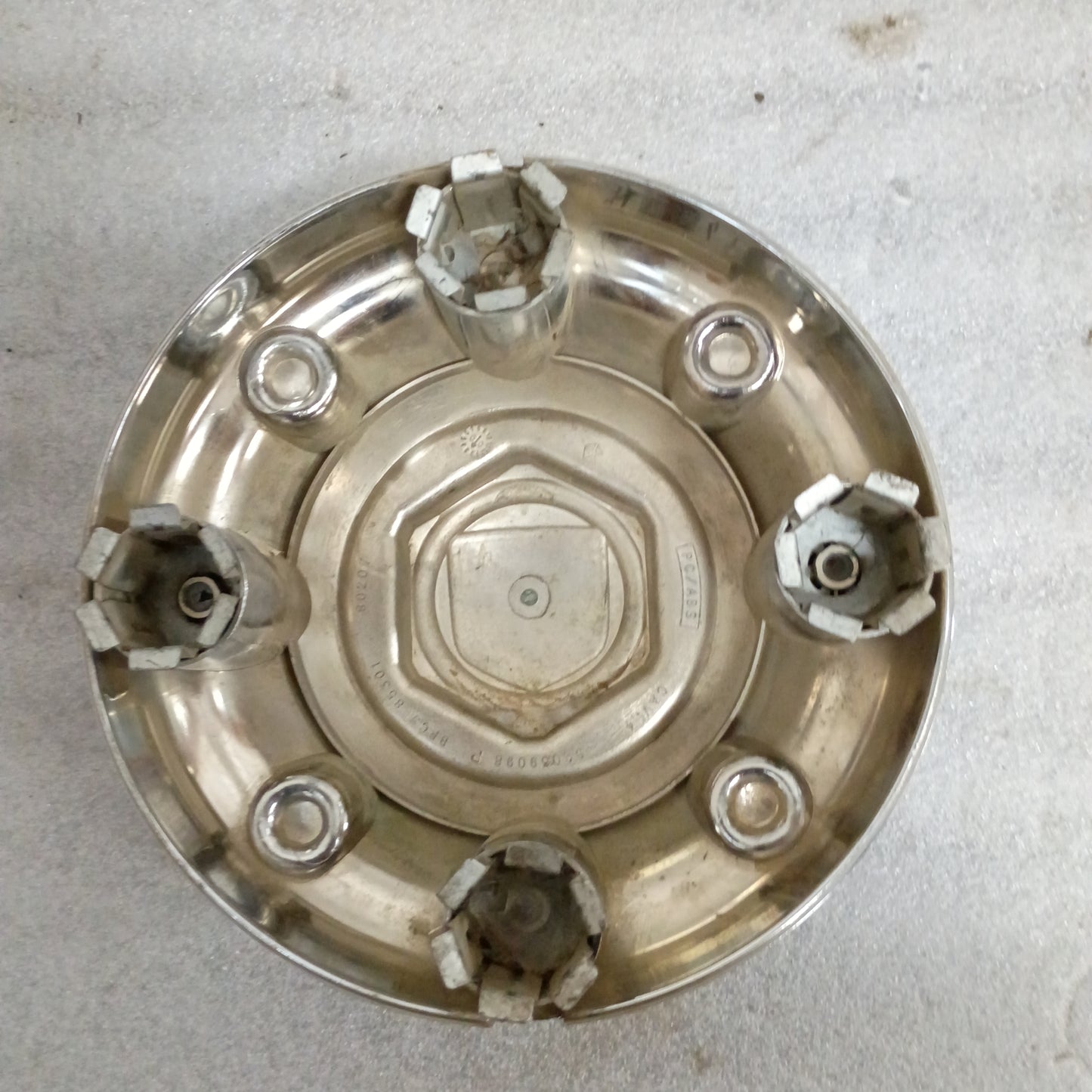 2000-2002 Chrome 8 Lug Center/Hub Caps (Used) Dodge 2500 52039098