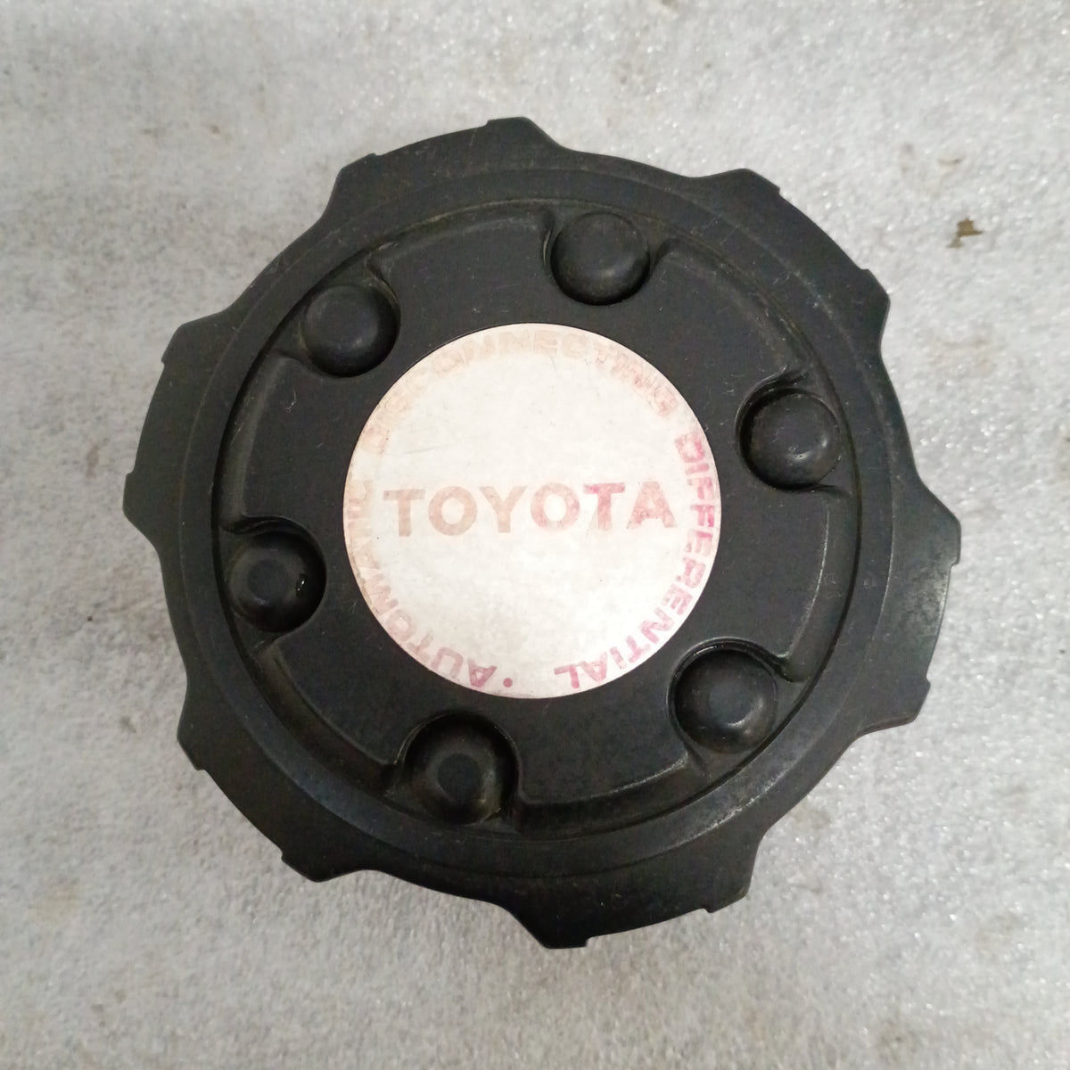 Toyota wheel center cap, black plastic with Auto Disconnect Differential emblem, fits 86-95 4Runner, Pickup, T100, part 69305.