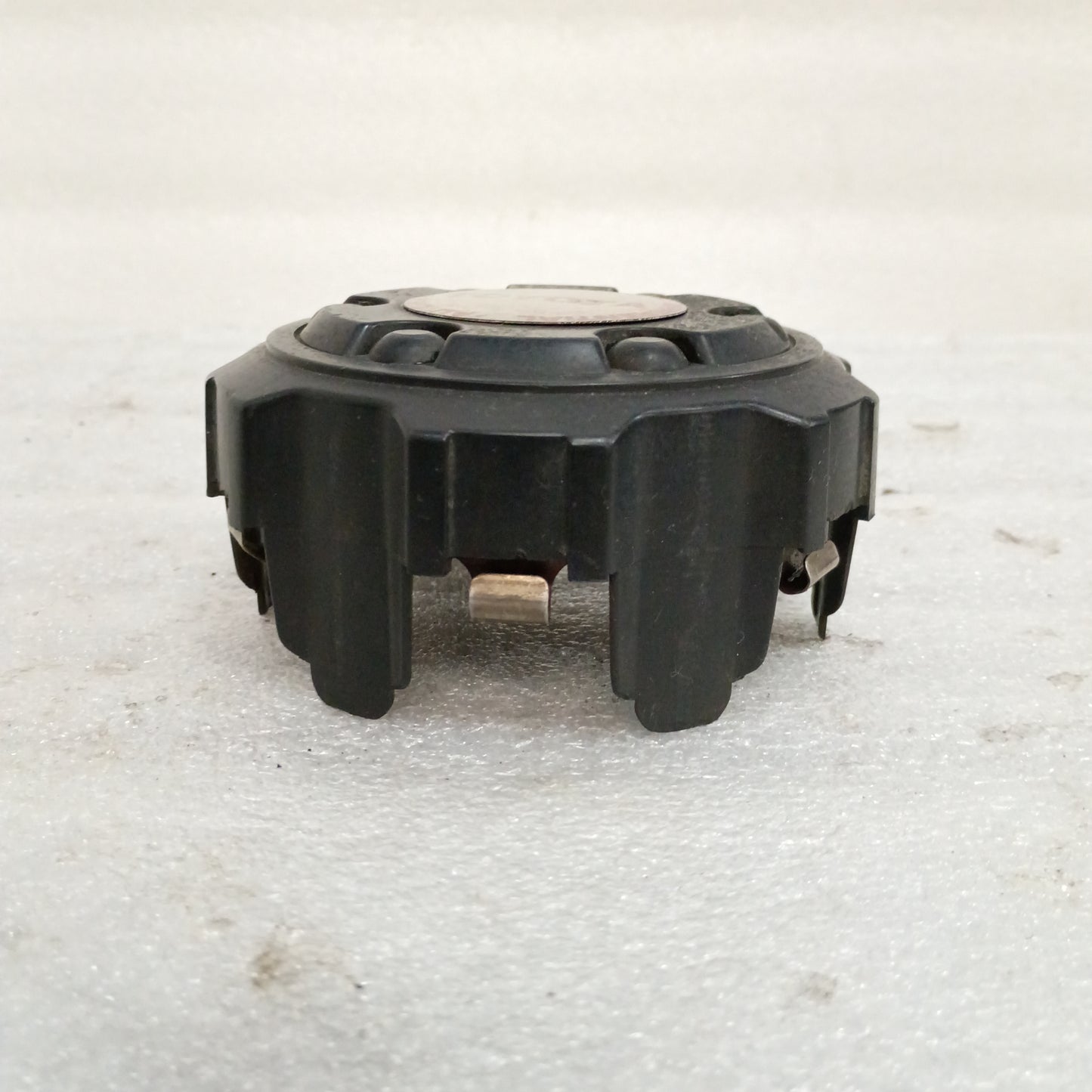 Black Toyota wheel center cap for 1986-1996 4Runner, Pickup, T100 models with automatic disconnecting differential emblem.
