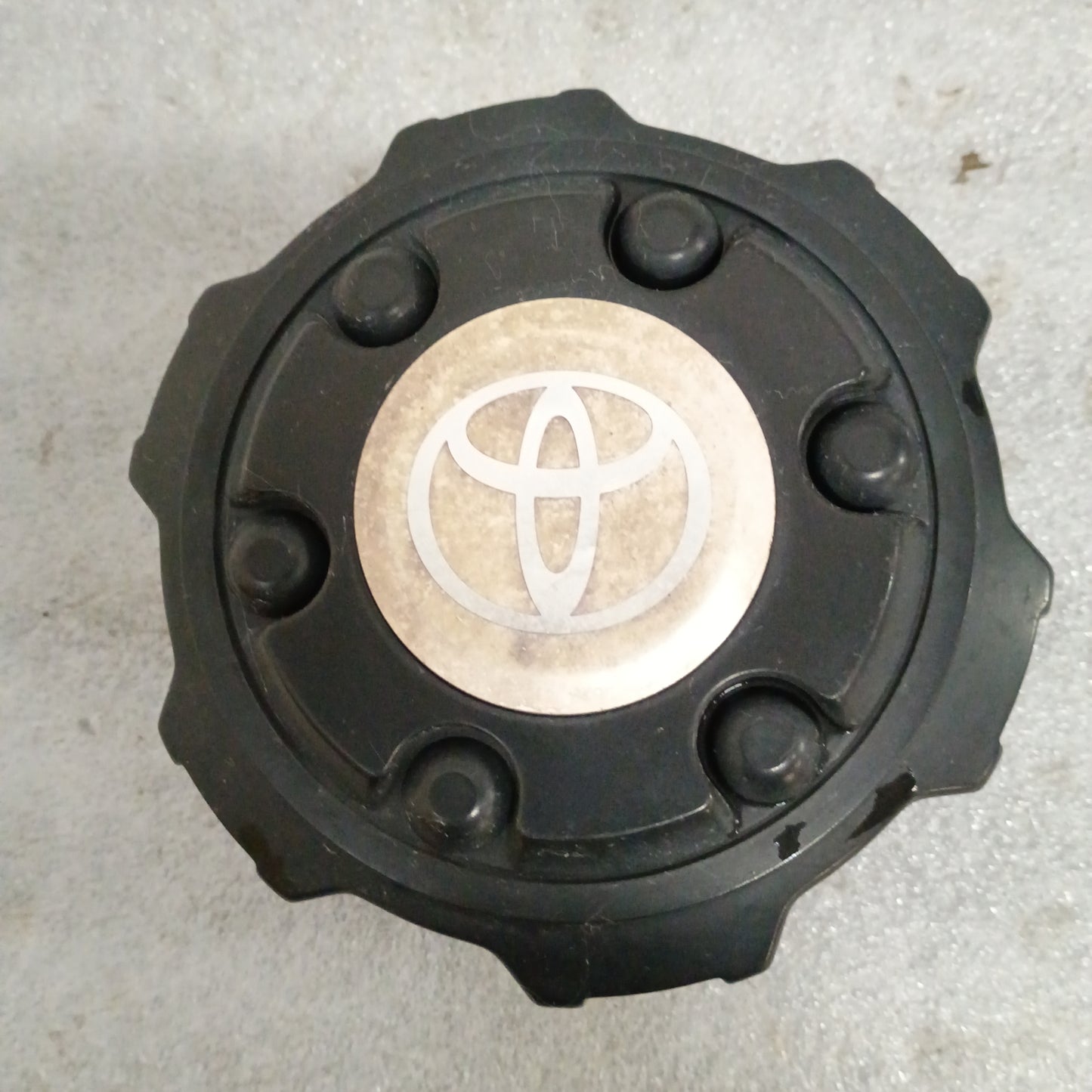 84-95 Wheel Center Cap OEM Black Toyota Pickup 4-Runner T100 (Used) 69305 genuine part