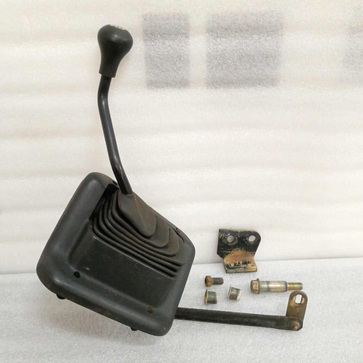Ford transfer case shifter assembly for 2003-2007 F-250/F-350 Super Duty, includes linkage and mounting bolts.