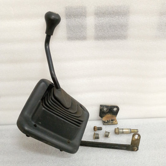Ford transfer case shifter assembly for 2003-2007 F-250/F-350 Super Duty, includes linkage and mounting bolts.