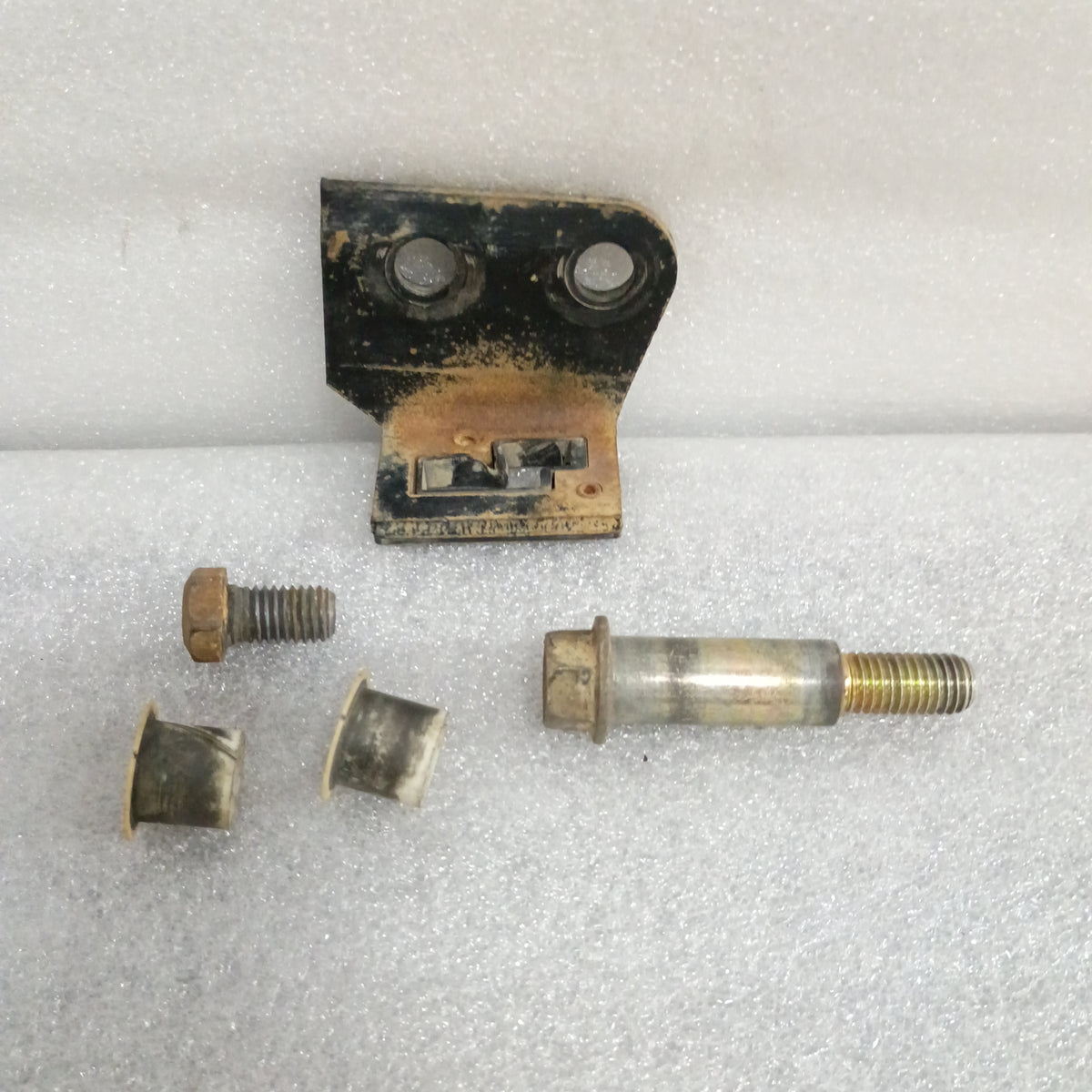 Ford F250/F350 Super Duty 4x4 transfer case shifter linkage assembly with mounting bolts for 2003-2007 models.