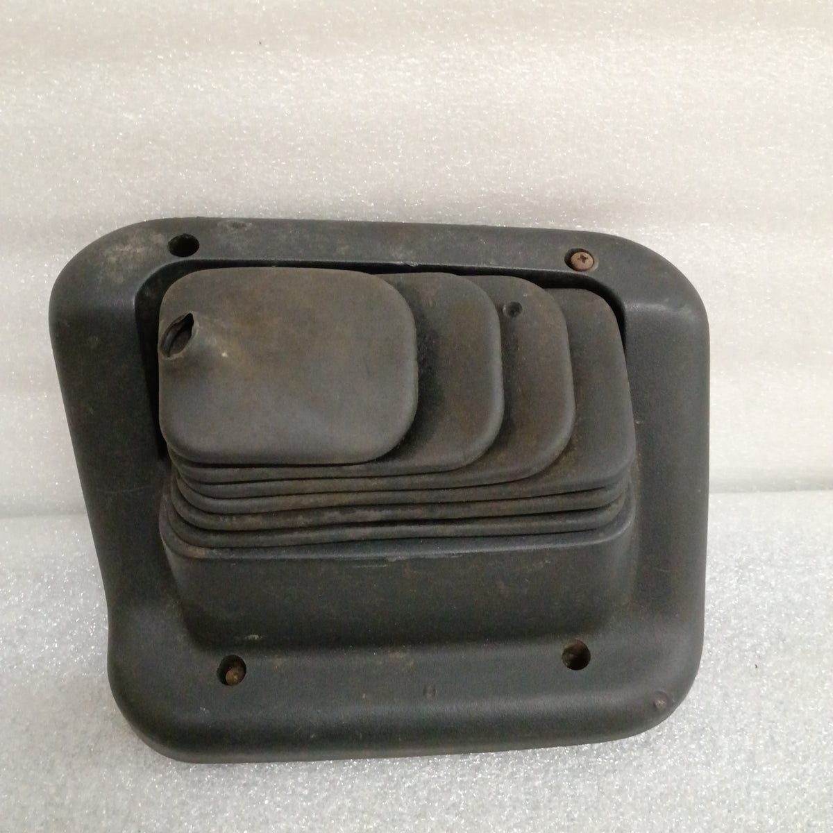 Ford transfer case shifter assembly for 2003-2007 F-250/F-350 Super Duty, includes mounting bolts and linkage.