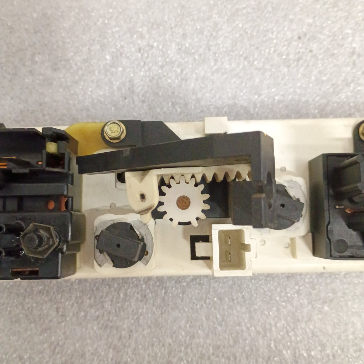 92-95 Heater / HVAC Control without Air Conditioning (Used) Ford F150 F250 F350 Bronco