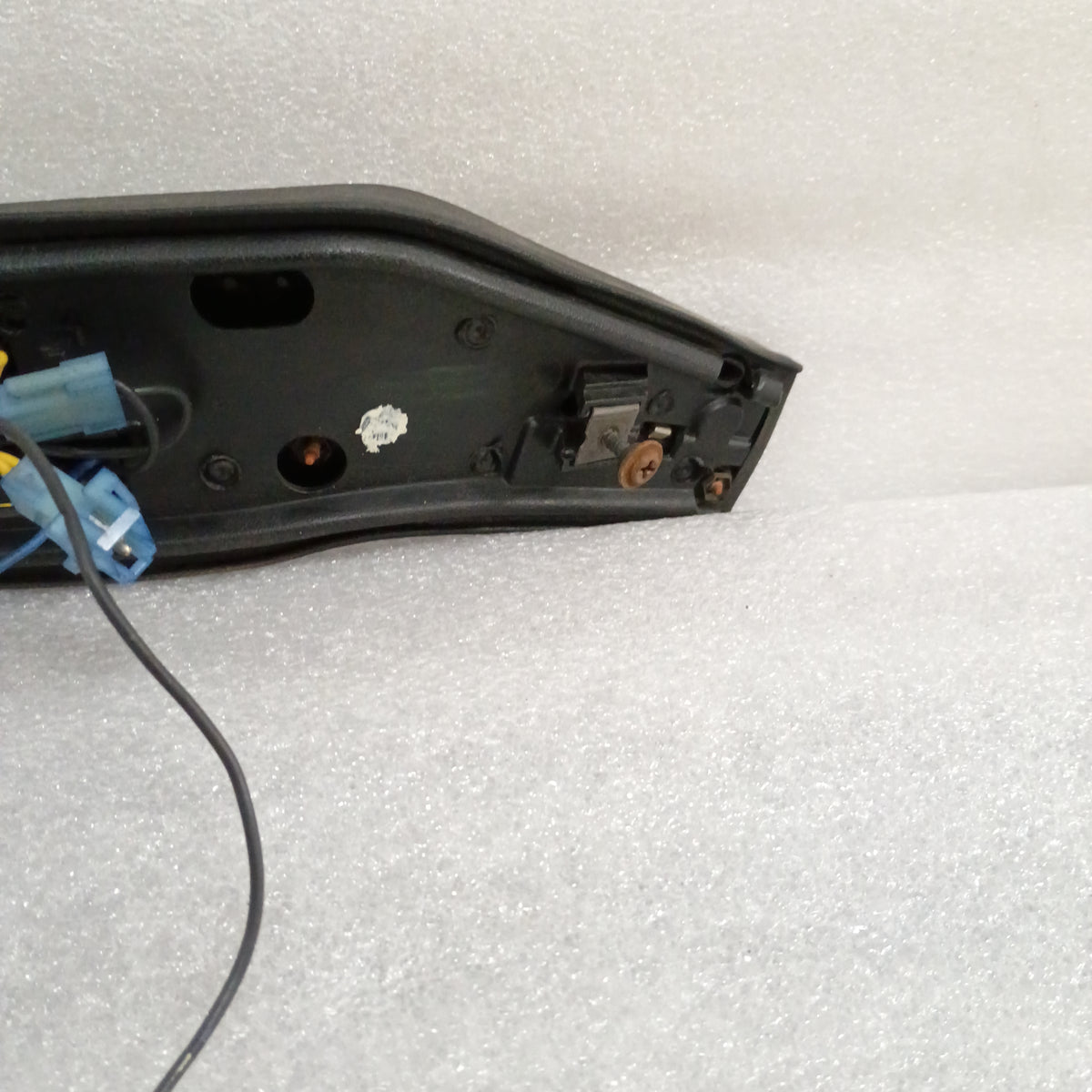 Ford steering wheel horn pad with cruise control buttons for 1980-1986 F-Series and Bronco, showing wiring and connectors.
