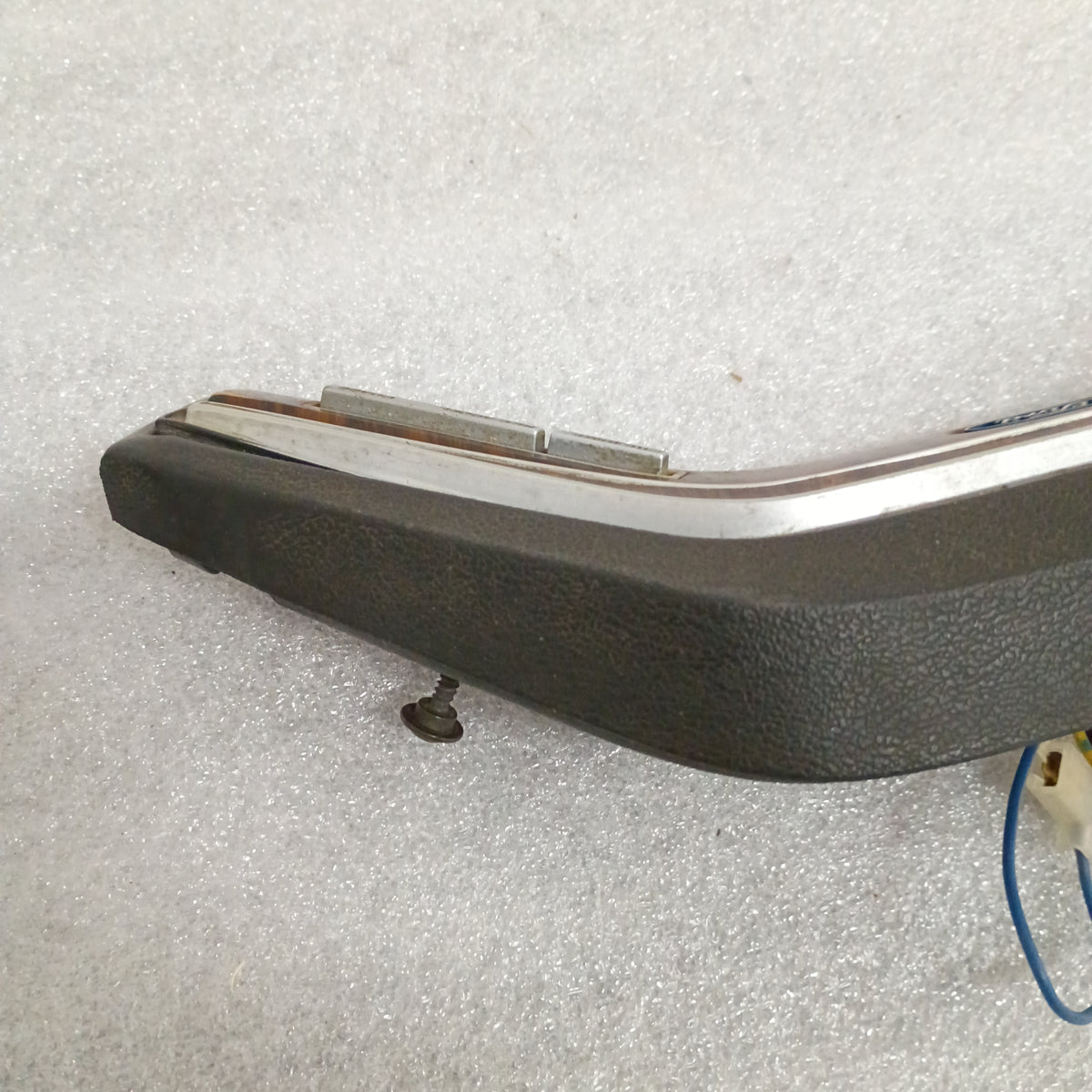 Ford Rose Wood Grain steering wheel horn pad with cruise control buttons for 1980-1986 F-Series and Bronco models.