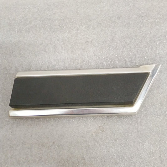 80-86 Right Front Fender Lower Side Trim Molding (Used) Ford F150 F250 F350 Bronco