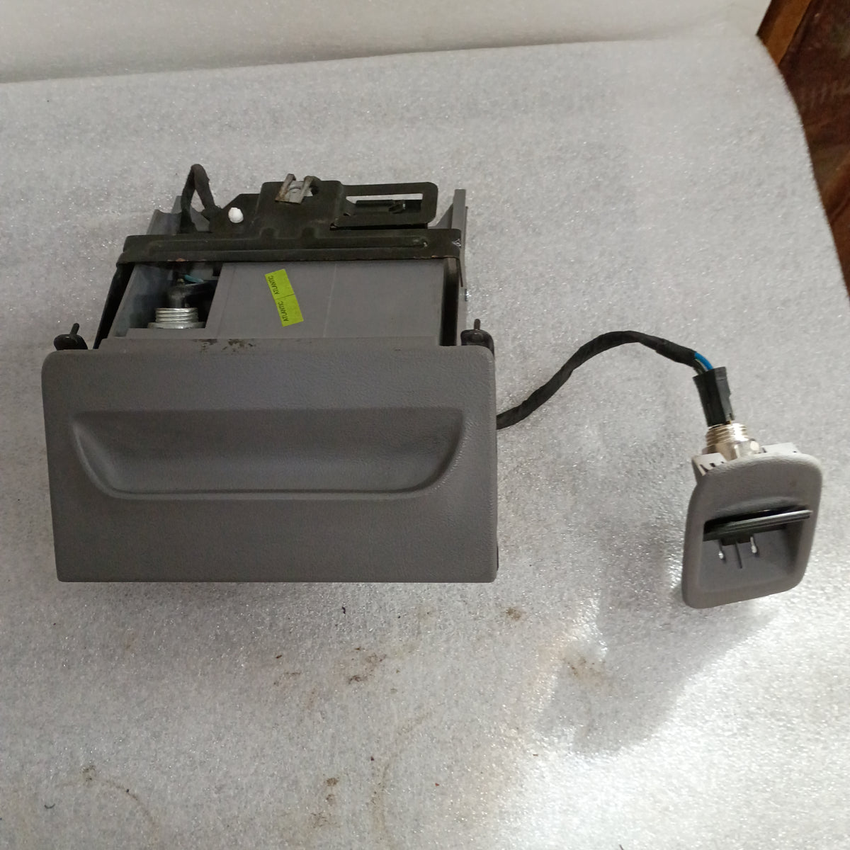 92-96 Light/Opal Gray Ashtray Assembly (Used) Opal Ford F150 F250 F350 Bronco