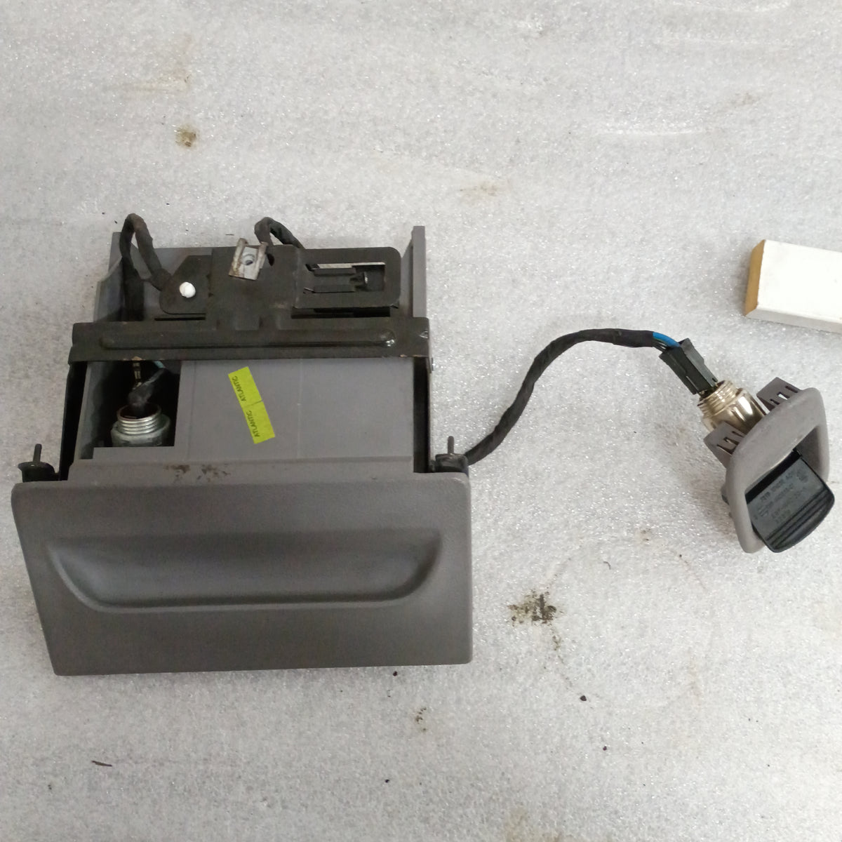 92-96 Light/Opal Gray Ashtray Assembly (Used) Opal Ford F150 F250 F350 Bronco