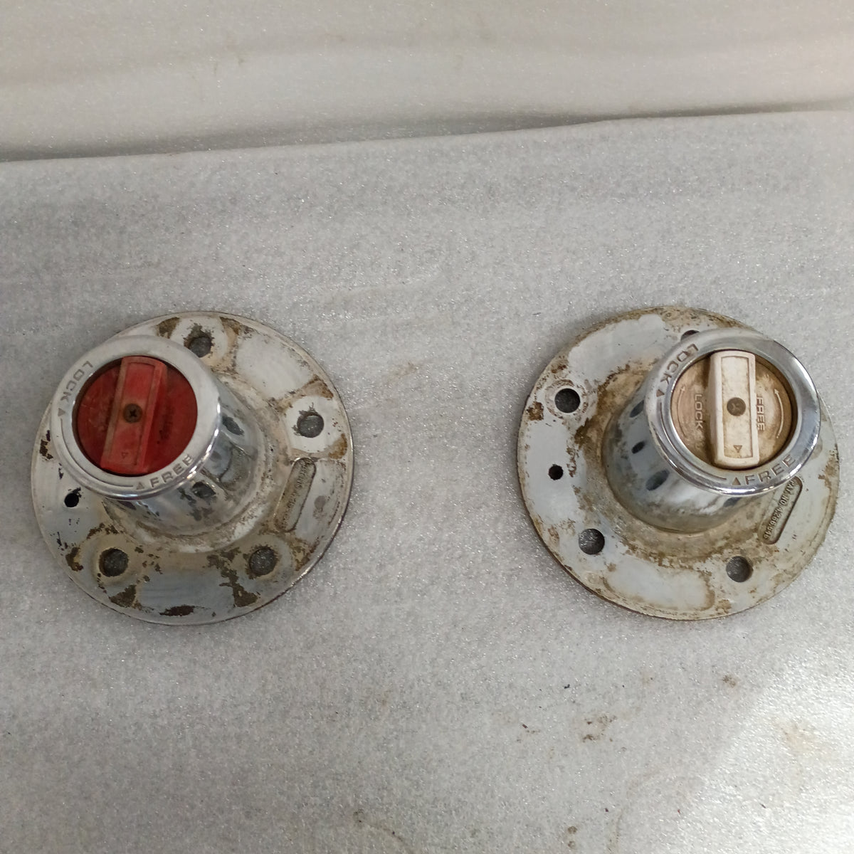 Two Ford OEM Top Hat Manual Locking Hubs, Dana 44 IFS, 19 spline, for 1987-1988 F-150/Bronco, displaying cosmetic wear.