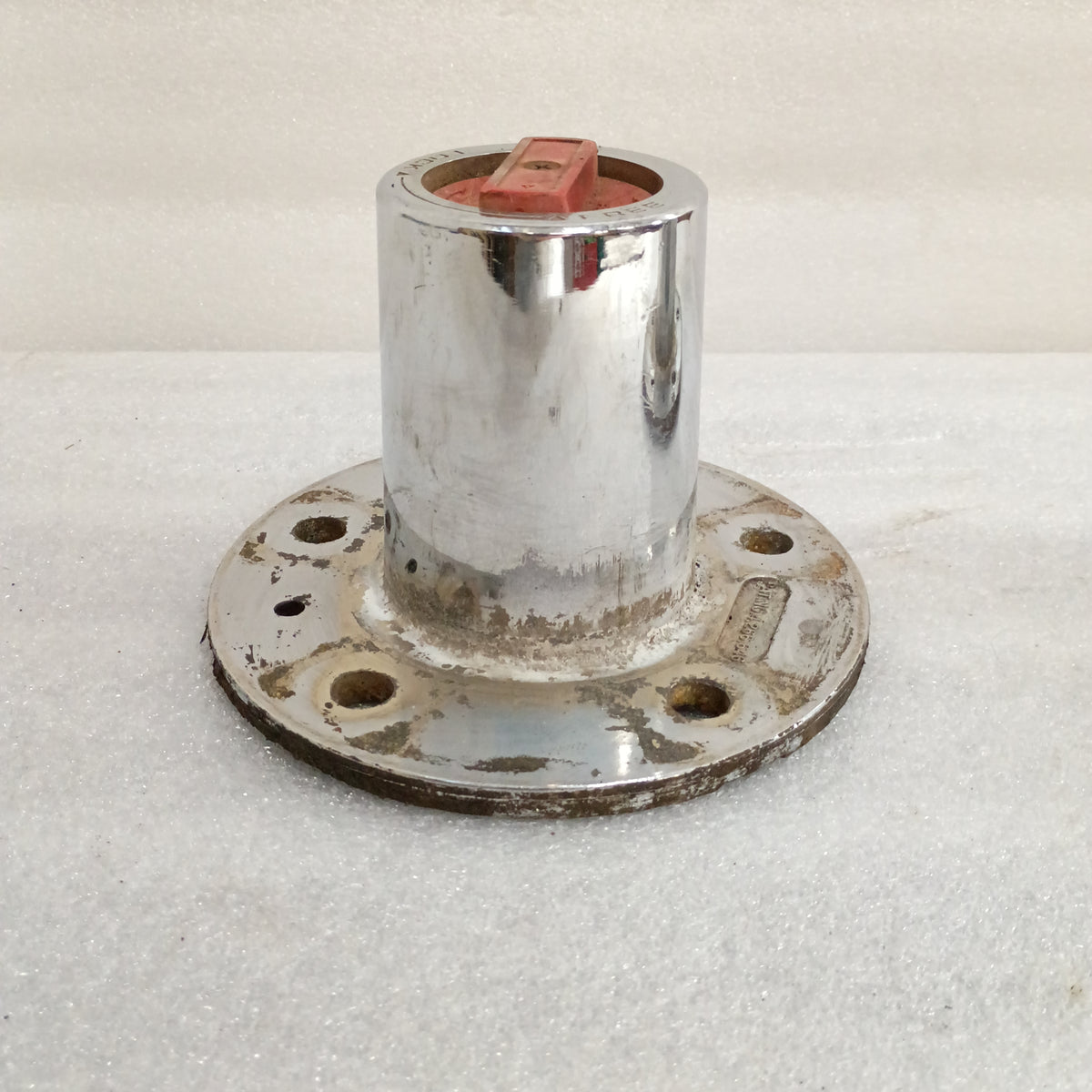 Ford Top Hat Manual Locking Hub for 1987-1988 F-150/Bronco, chrome finish, red selector knob, used condition, 19 spline.