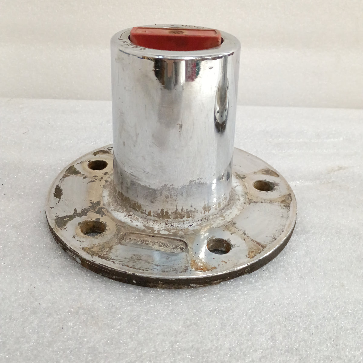 Ford Top Hat Manual Locking Hub, 19 spline, chrome finish with red selector knob, for 1987-1988 F-150/Bronco Dana 44 IFS.