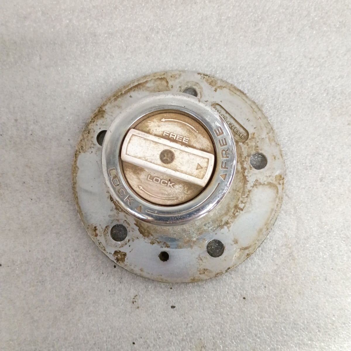 Ford Top Hat Manual Locking Hub, OEM part for 1987-1988 F-150/Bronco, Dana 44 IFS, 19 spline, used condition.