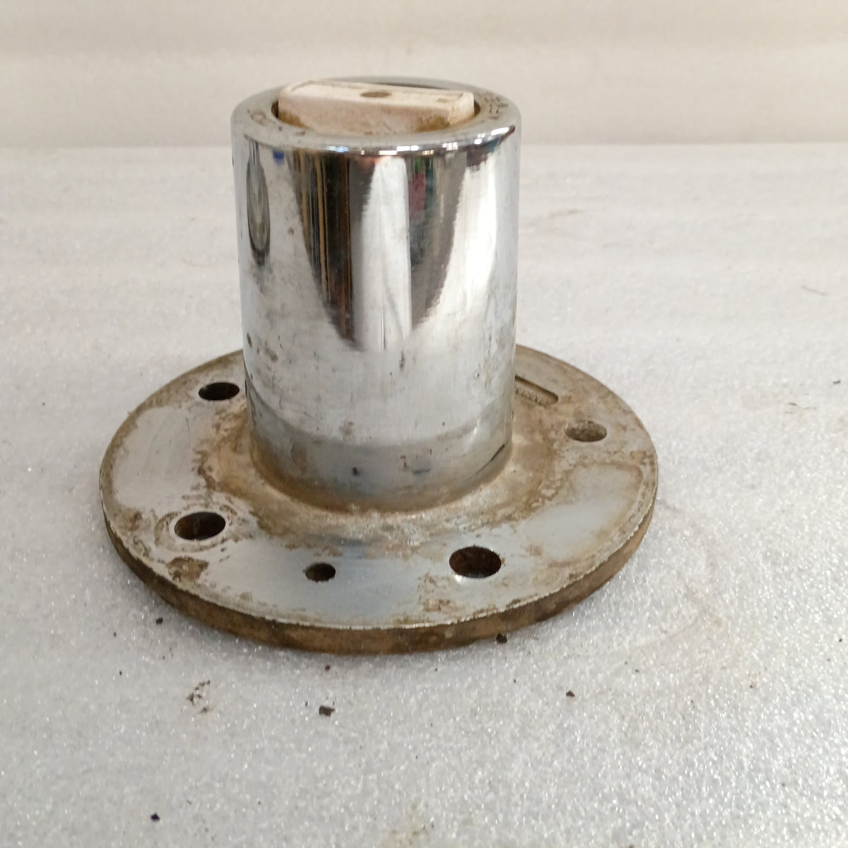 Chrome Ford Top Hat Manual Locking Hub for 1987-1988 F-150 and Bronco, round flange with bolt holes, minor wear.